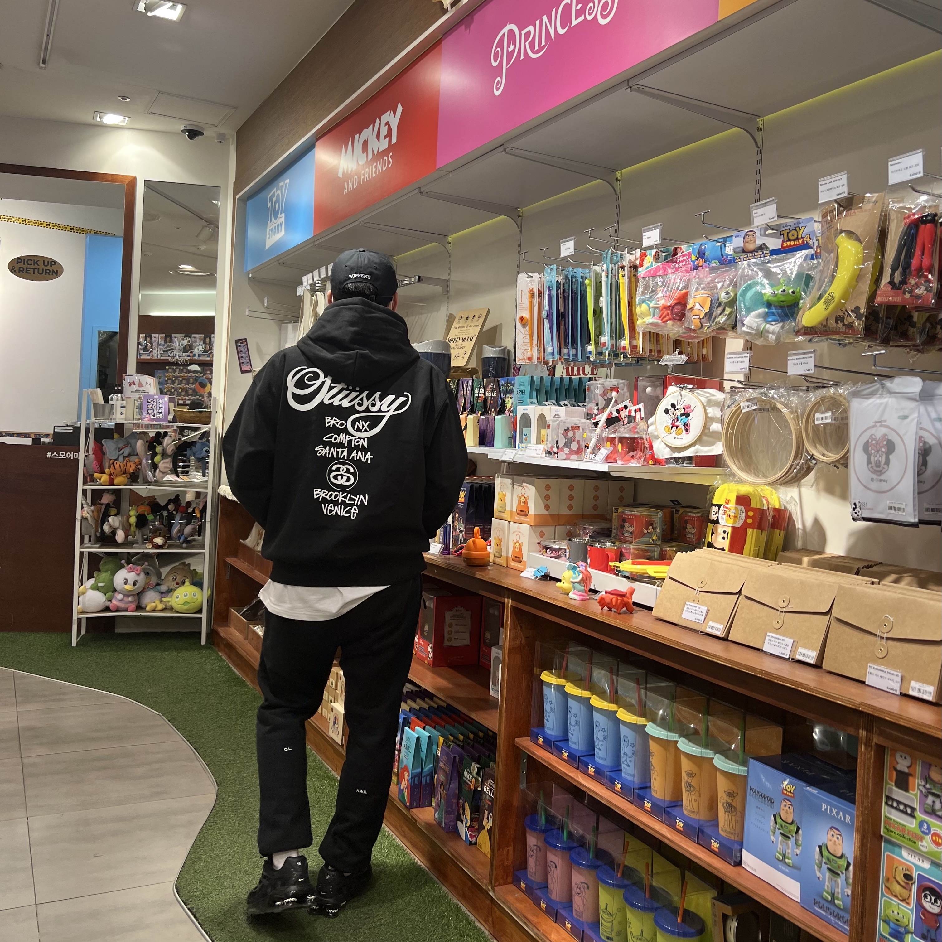 Supreme Ventile S Logo 6-Panel Black - 21FW, Stussy World Tour Zip Hoodie Black 2022 착용 스타일 - 1