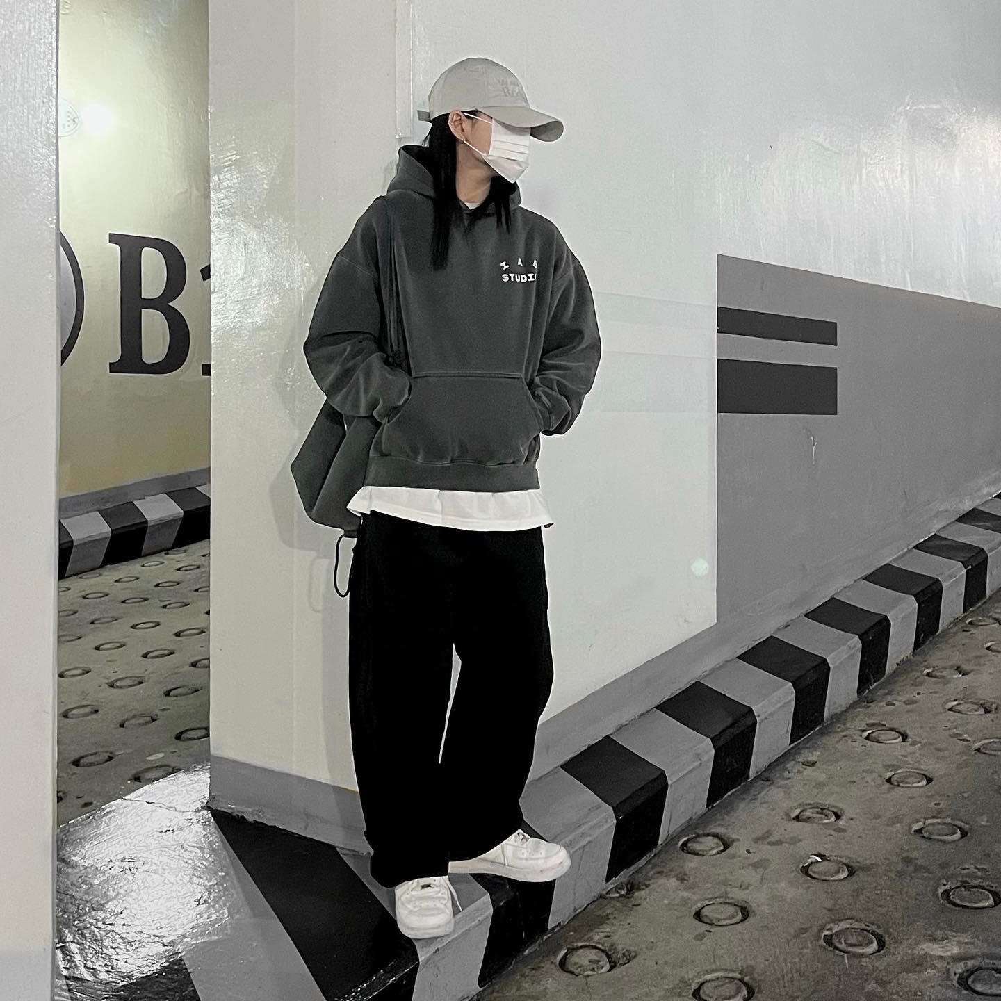 Nike Air Force 1 '07 Low White, IAB Studio Pigment Hoodie & Sack Black 착용 스타일 - 1