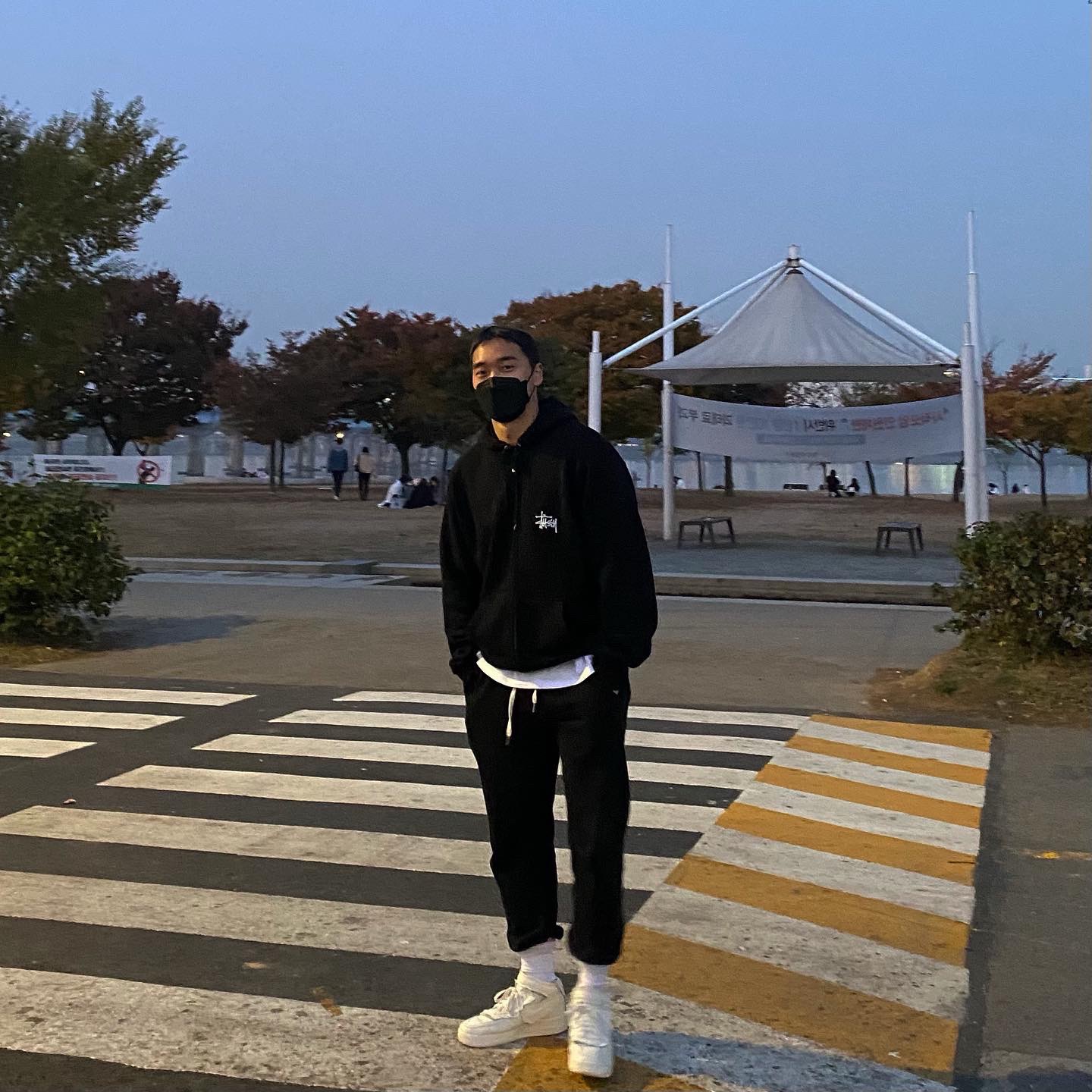 Nike x Comme des Garcons Homme Plus Air Force Mid White 착용 스타일 - 1