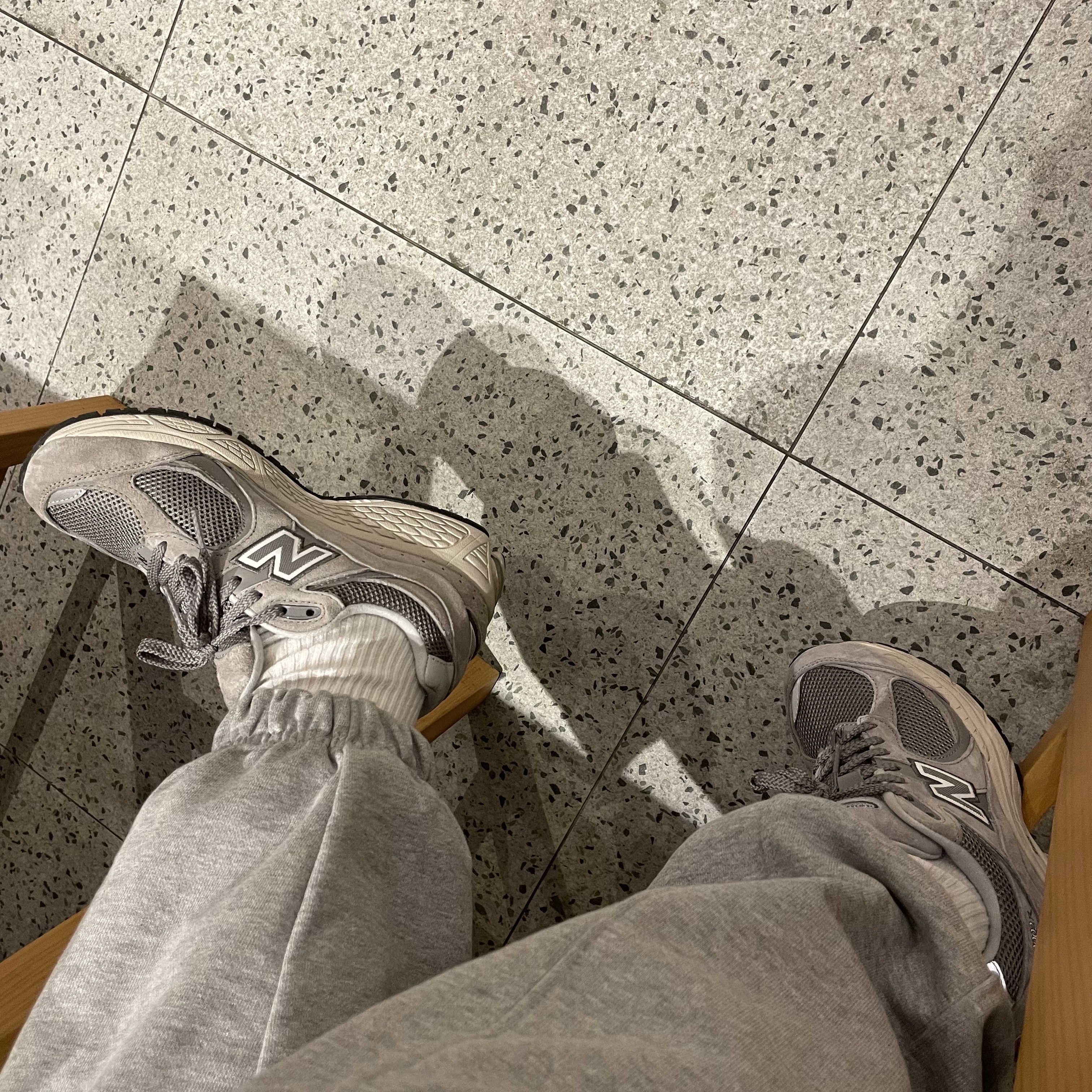 New Balance 2002R Grey 착용 스타일 - 2