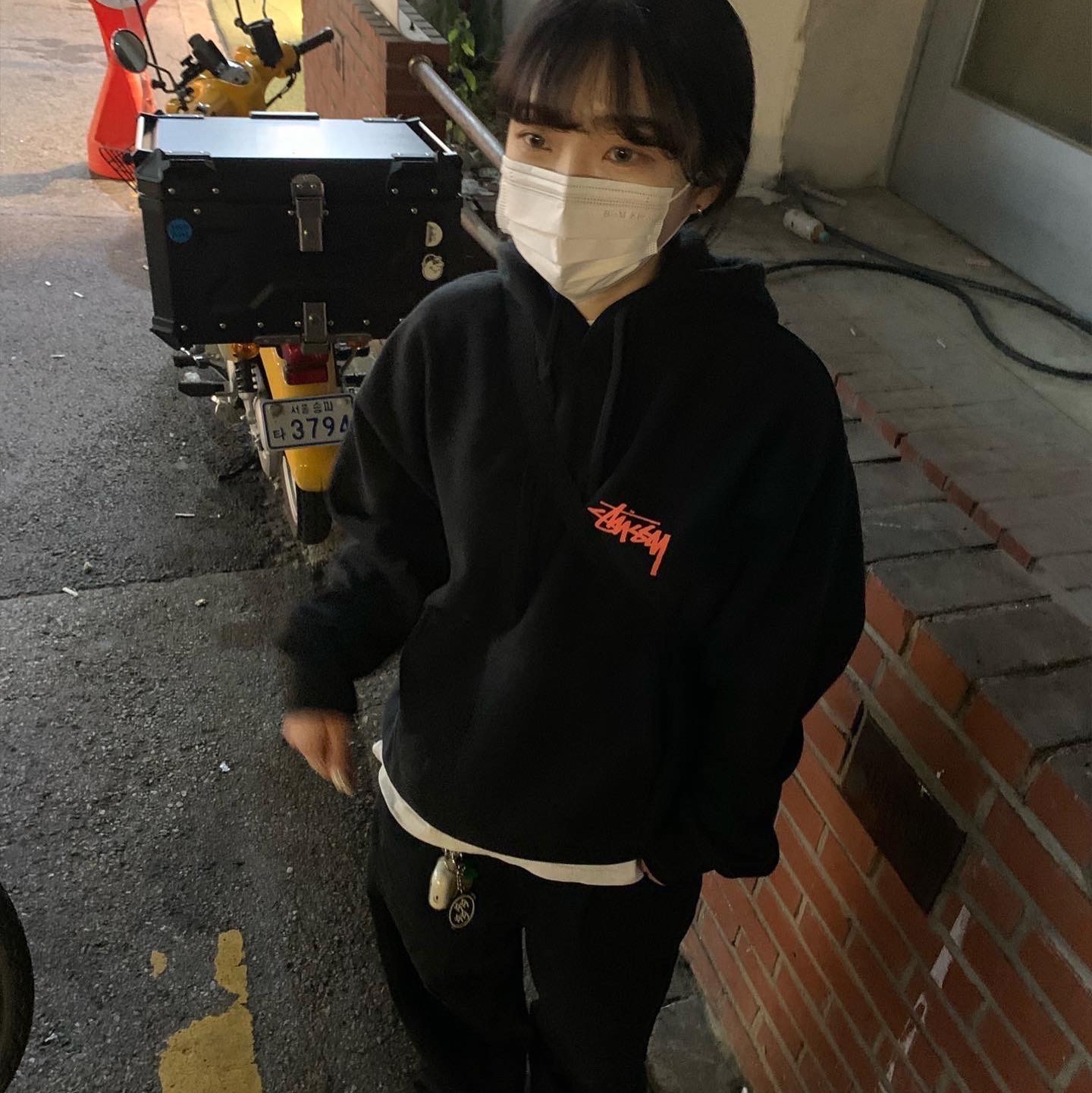 Stussy Dance Energy Hoodie Black, Nike Air Force 1 Mid '07 QS Chocolate 착용 스타일 - 2