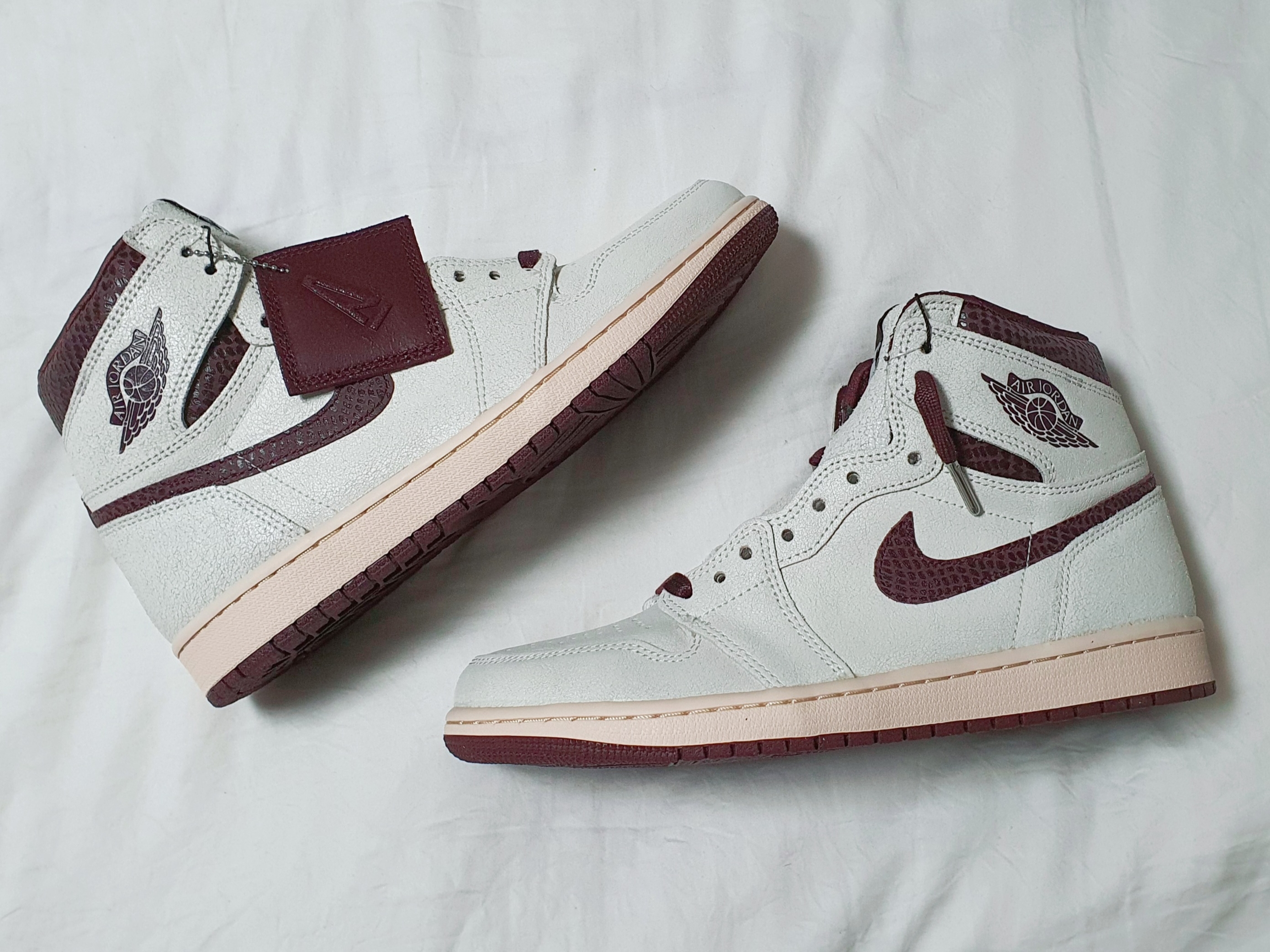 Jordan 1 x A Ma Maniere Retro High OG SP Sail and Burgundy 착용 스타일 - 2