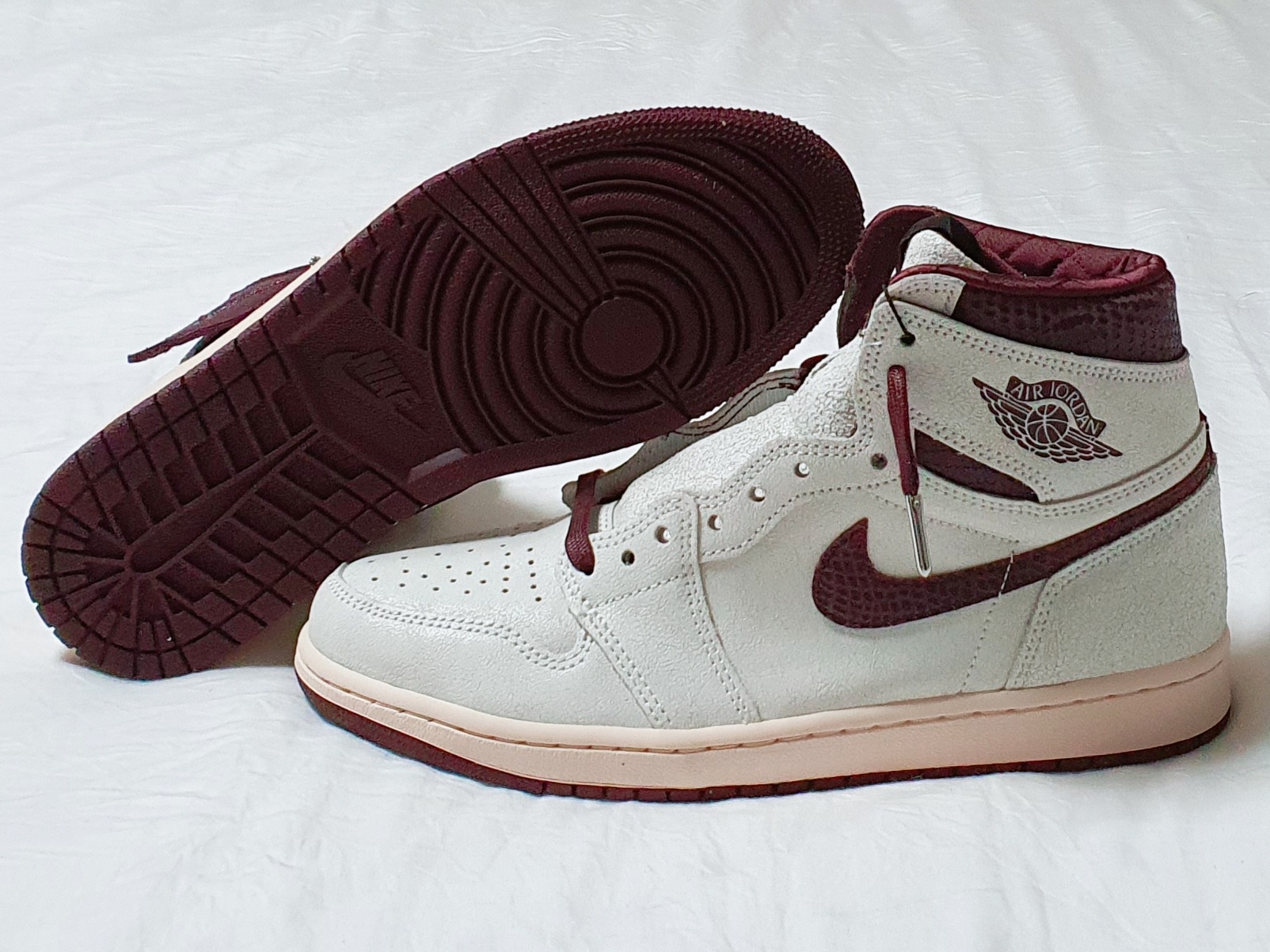 Jordan 1 x A Ma Maniere Retro High OG SP Sail and Burgundy 착용 스타일 - 1