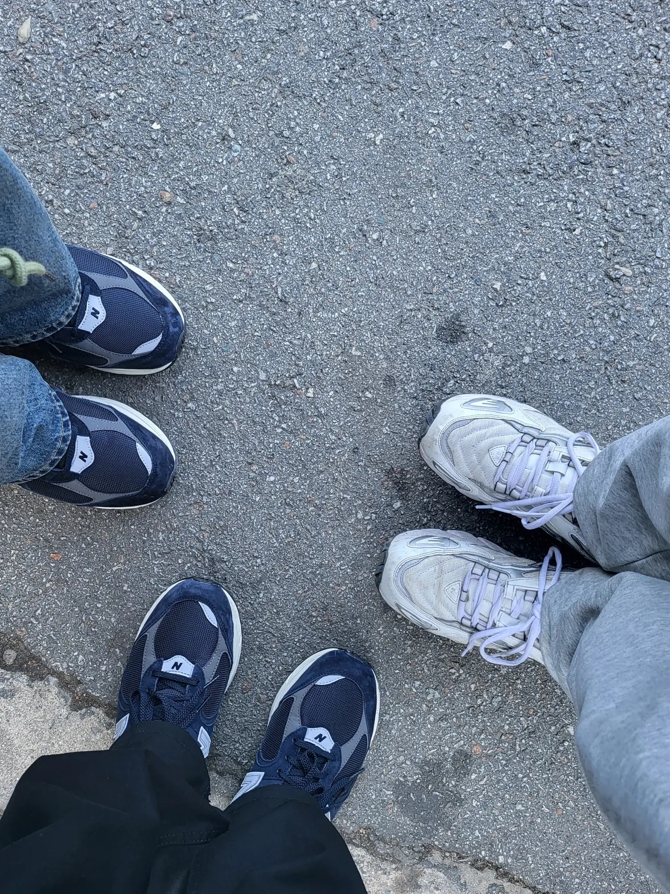 New Balance 2002R Eclipse Castlerock 착용 스타일 - 2