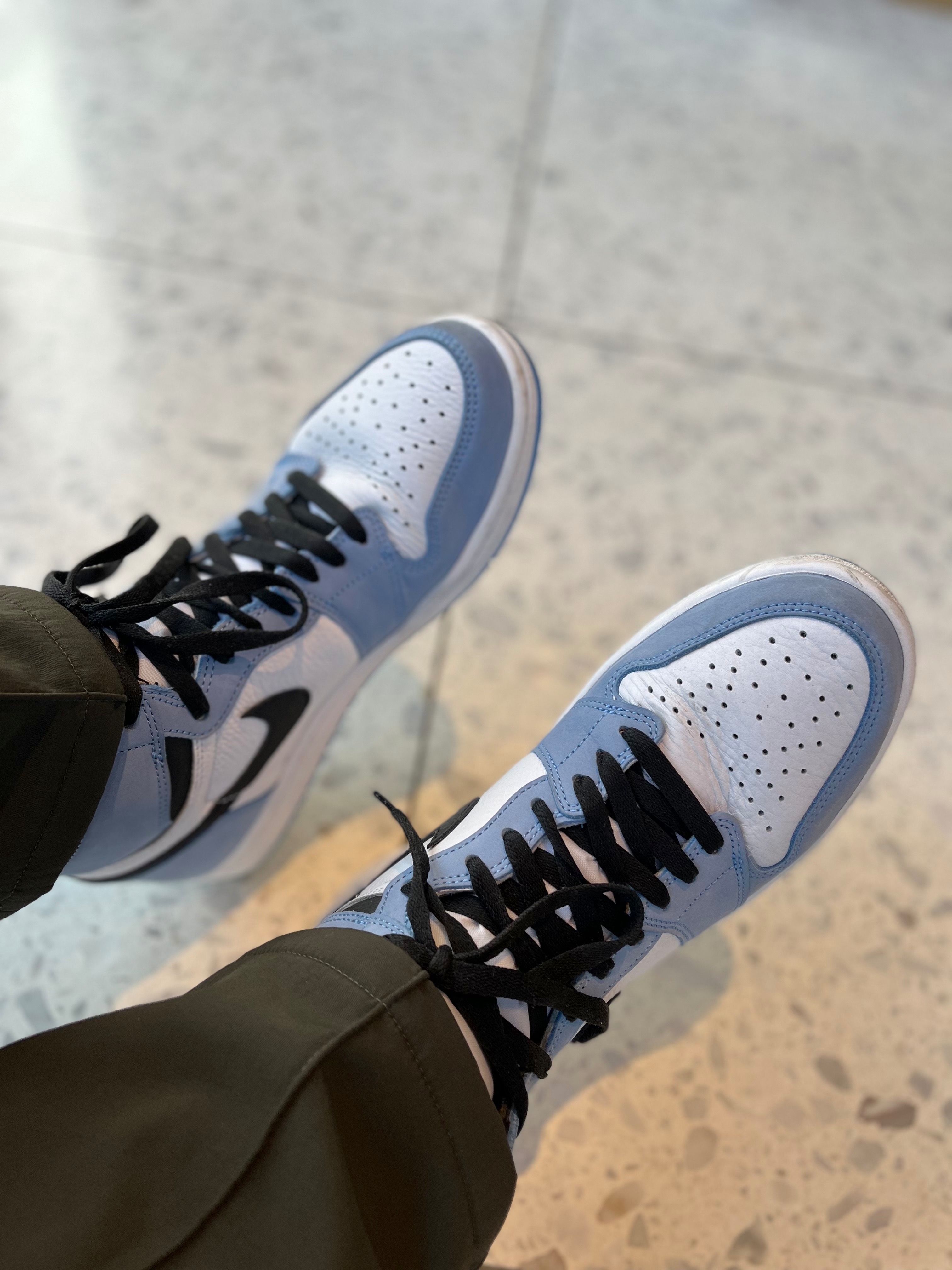 Jordan 1 Retro High OG University Blue 착용 스타일 - 2