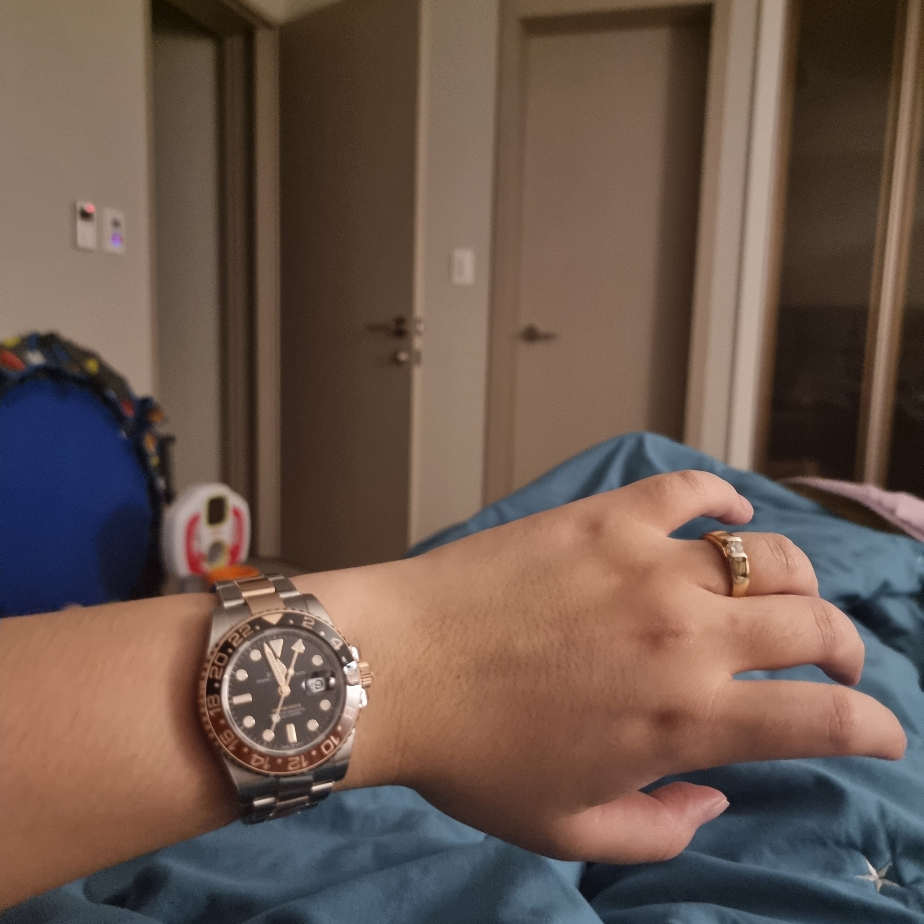 Rolex GMT-Master II 40mm 126711CHNR Black Oyster 착용 스타일 - 3