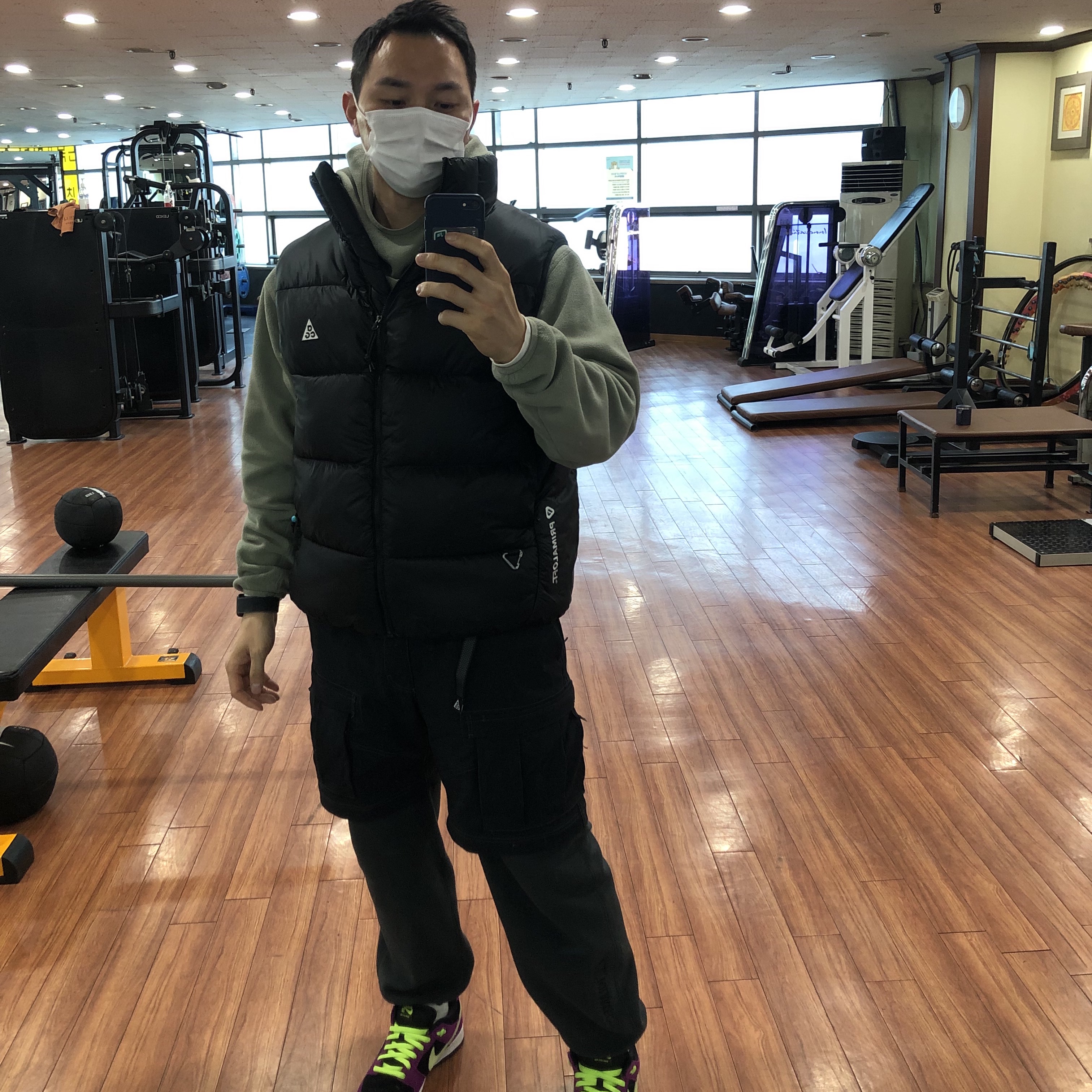 Nike ACG Smith Summit Cargo Pants Black Summit White - Asia, Nike ACG Therma-Fit ADV Lunar Lake Puffer Vest Black - US/EU 착용 스타일 - 2