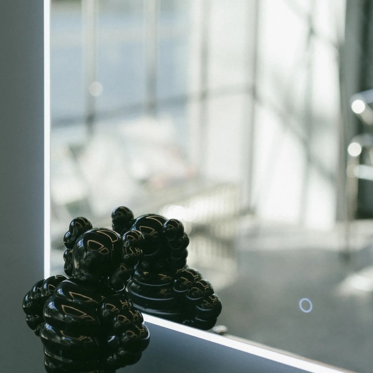 Kaws Chum Vinyl Figure Black 착용 스타일