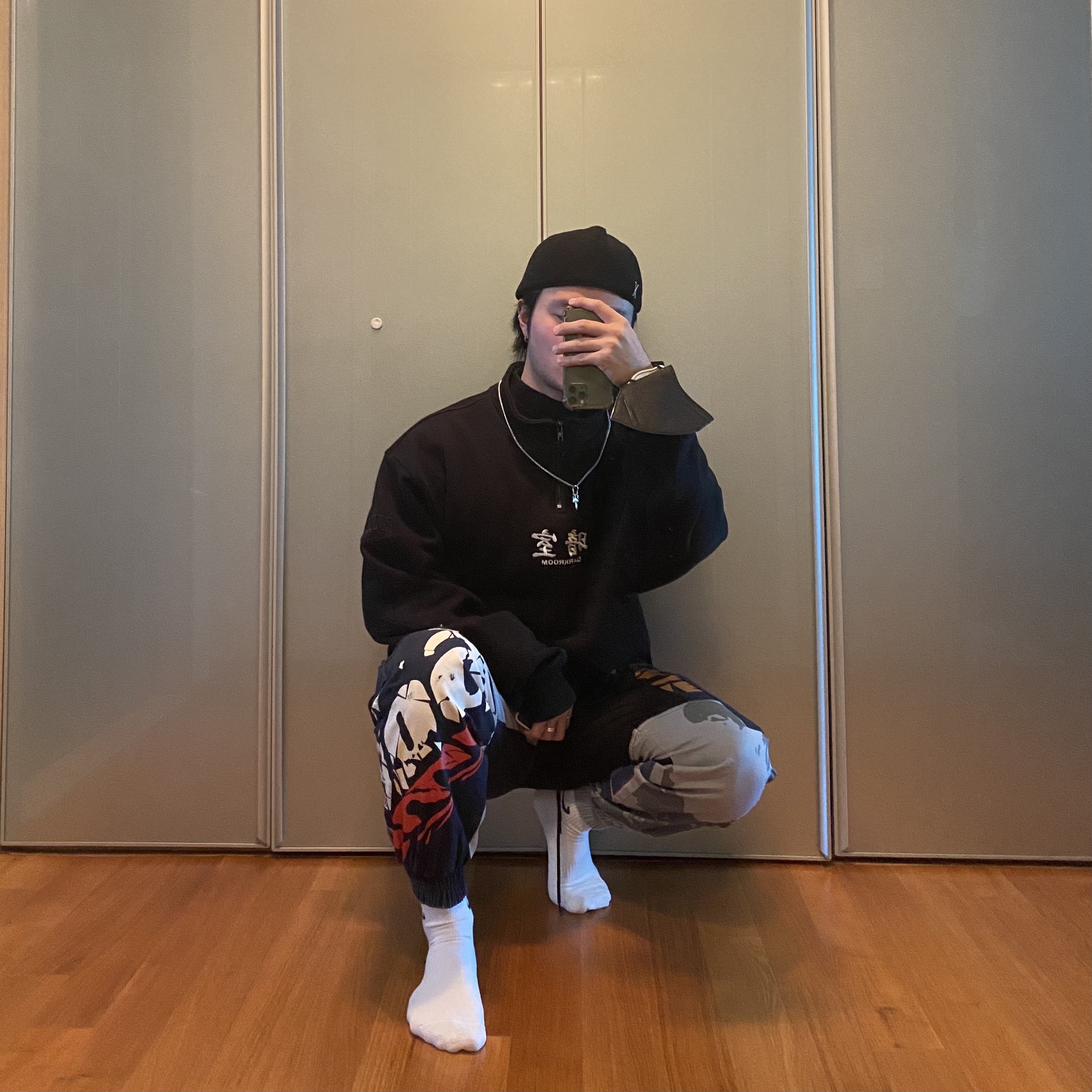 Darkr8m Studio Quarter Zip Up Sweatshirt Black 착용 스타일