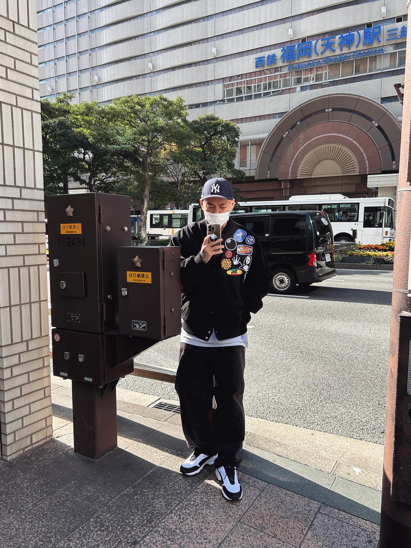 Stussy Souvenir Stadium Bomber Black, Nike x Comme des Garcons Homme Plus Air Max Sunder SP White Black 착용 스타일 - 4