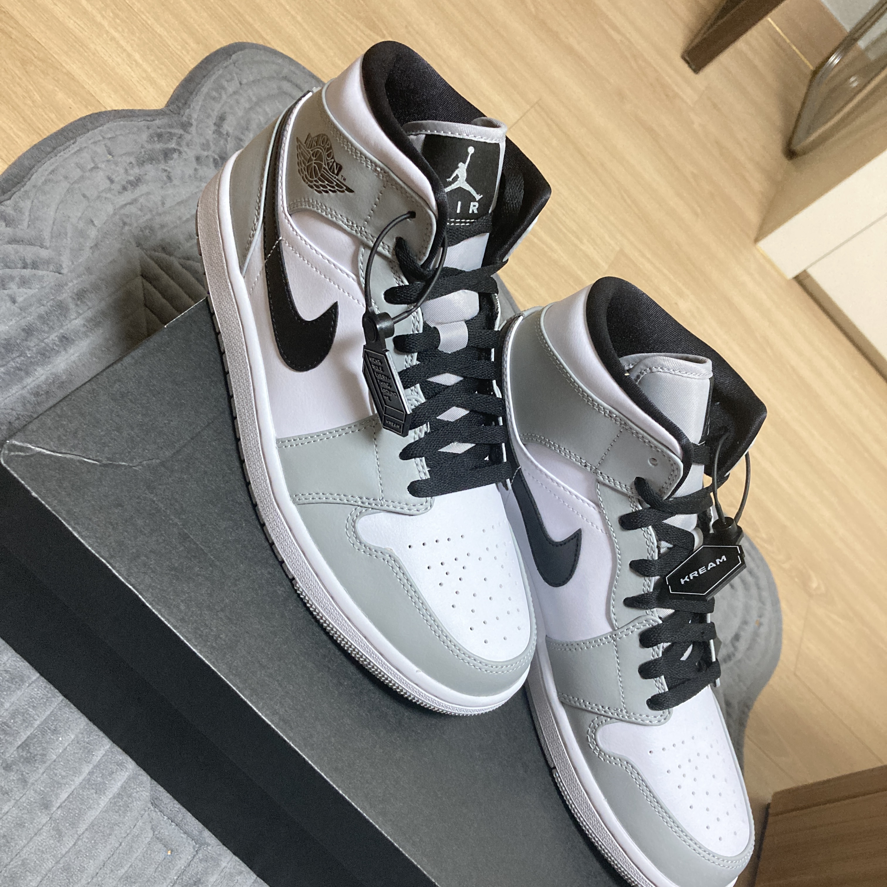Jordan 1 Mid Light Smoke Grey 착용 스타일 - 2