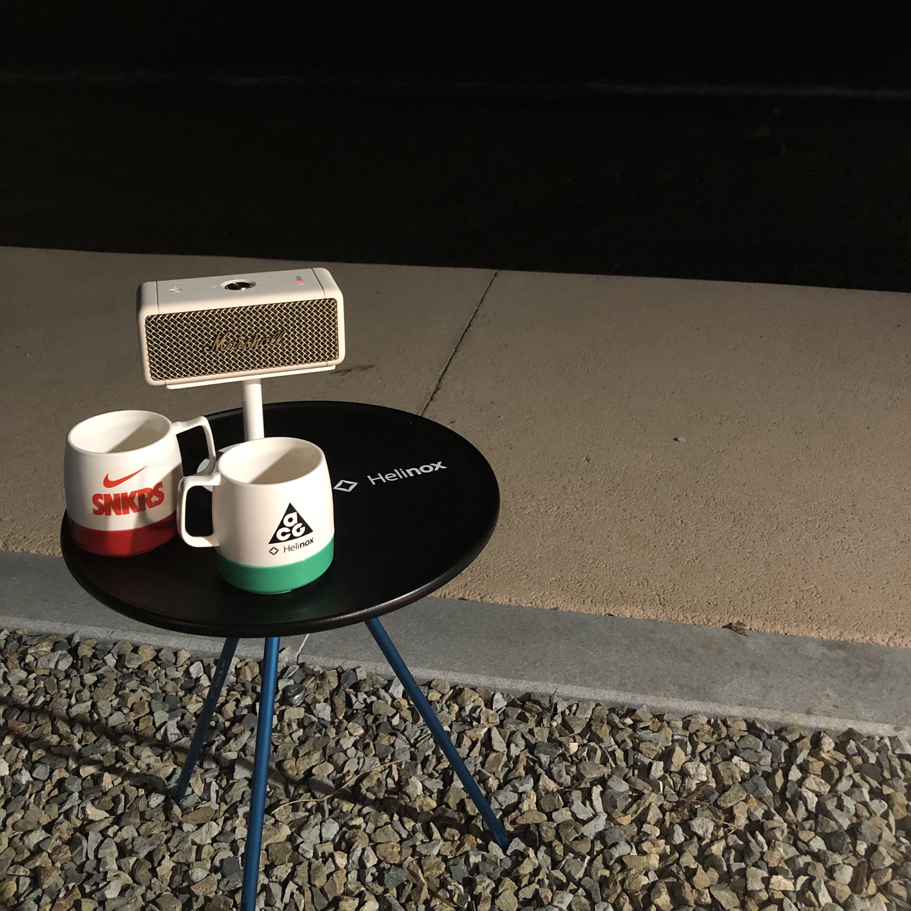 Helinox Side Table M Black, Helinox x Nike SNKRS Lounge Souvenir Dinex Mug White 착용 스타일 - 1