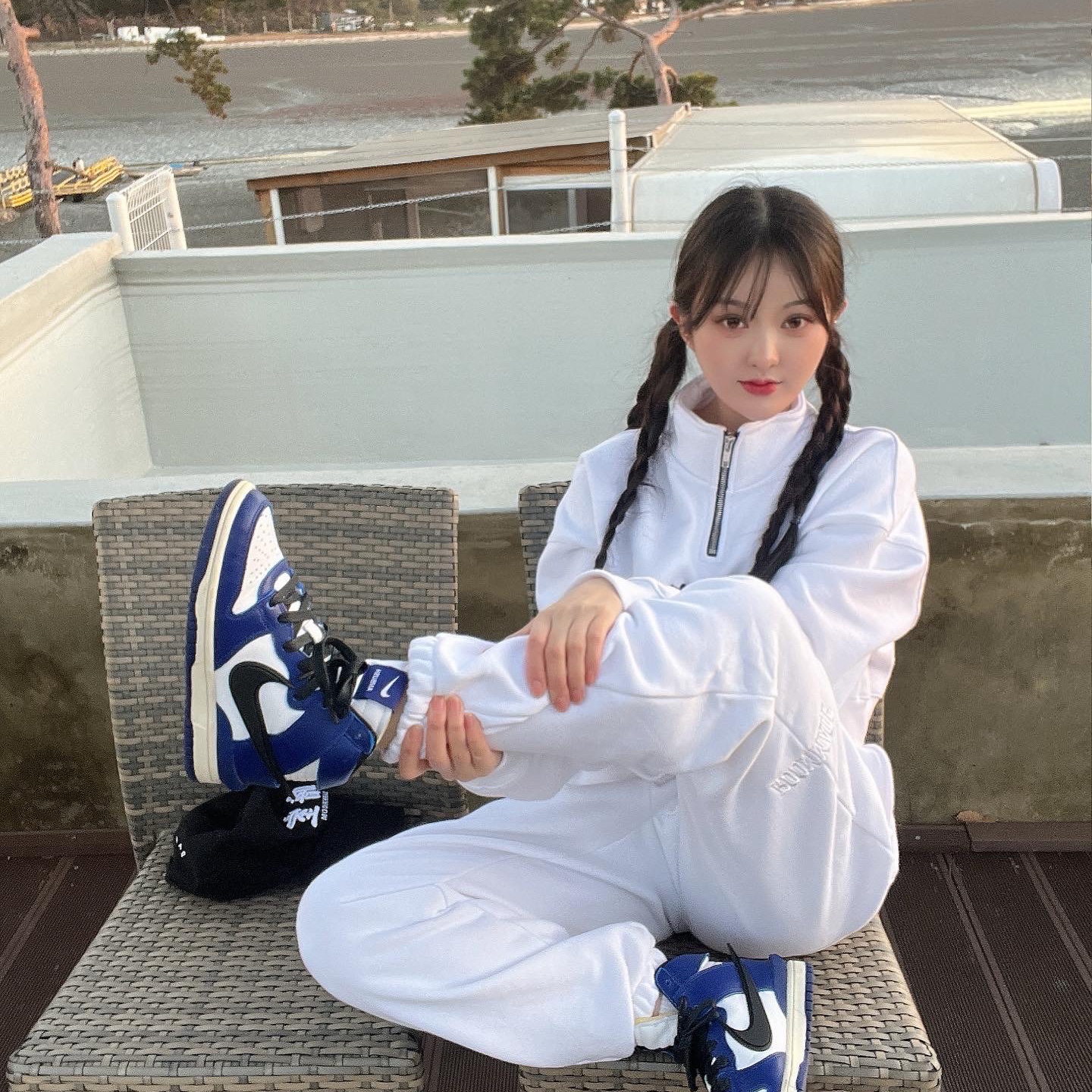 Darkr8m Studio Basic Logo Sweatpants White, (W) Darkr8m Studio Cropped Quarter Zip Up Sweatshirt White 착용 스타일 - 2