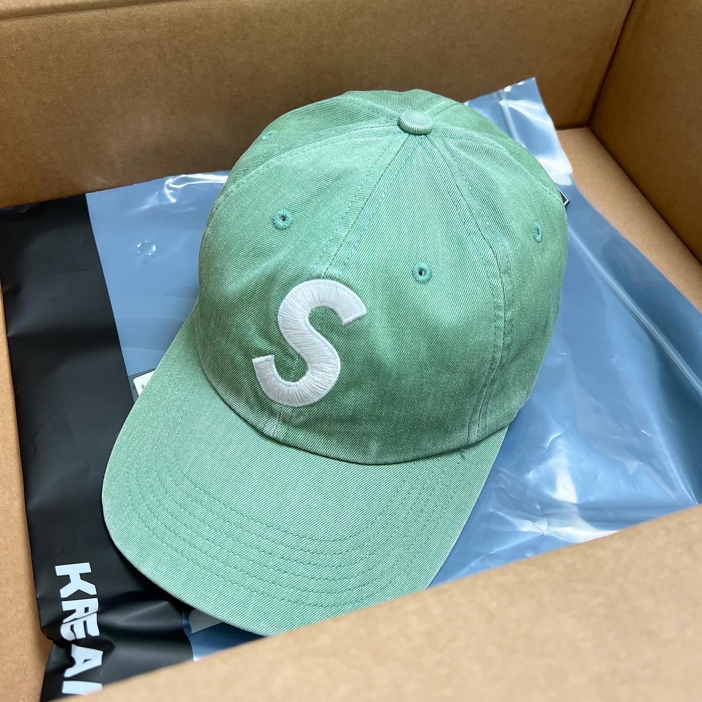 Supreme Pigment Print S Logo 6-Panel Light Sage - 22FW 착용 스타일 - 1