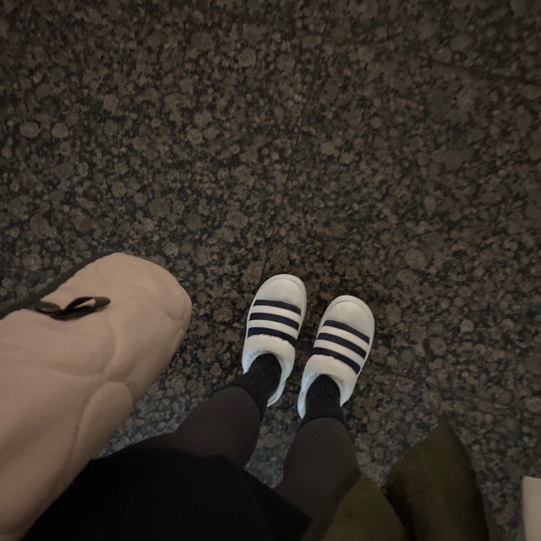 Adidas Puffylette Off White 착용 스타일
