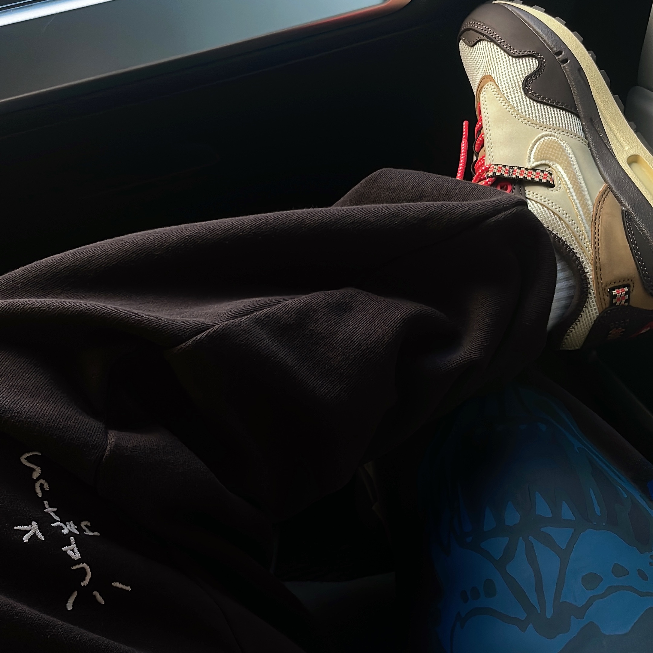 Nike x Travis Scott Air Max 1 Cact.us Brown, Apple AirPods Max Lightning Silver (Korean Ver.) 착용 스타일 - 3