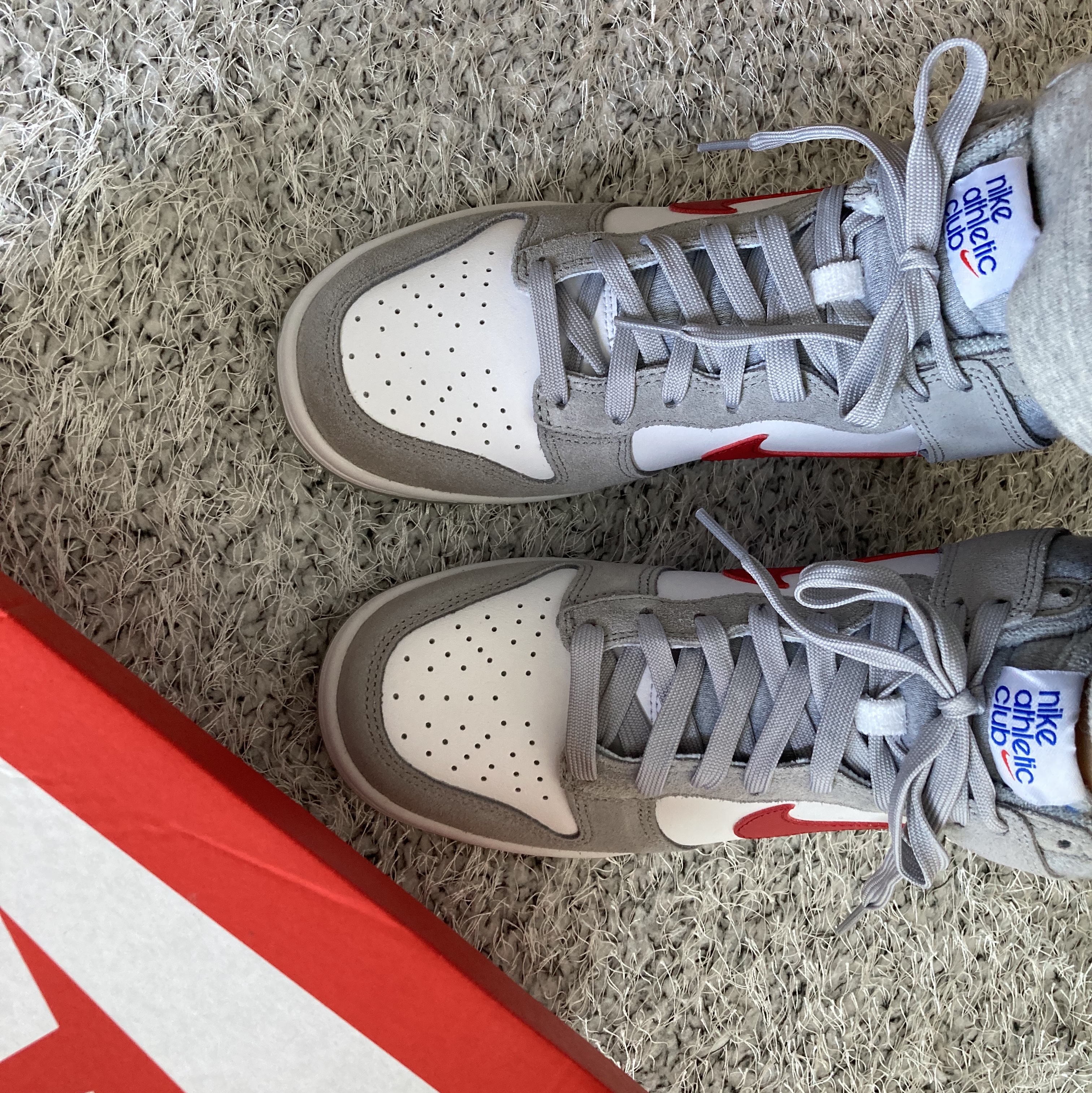 (GS) Nike Dunk High SE Athletic Club Grey Red 착용 스타일 - 1
