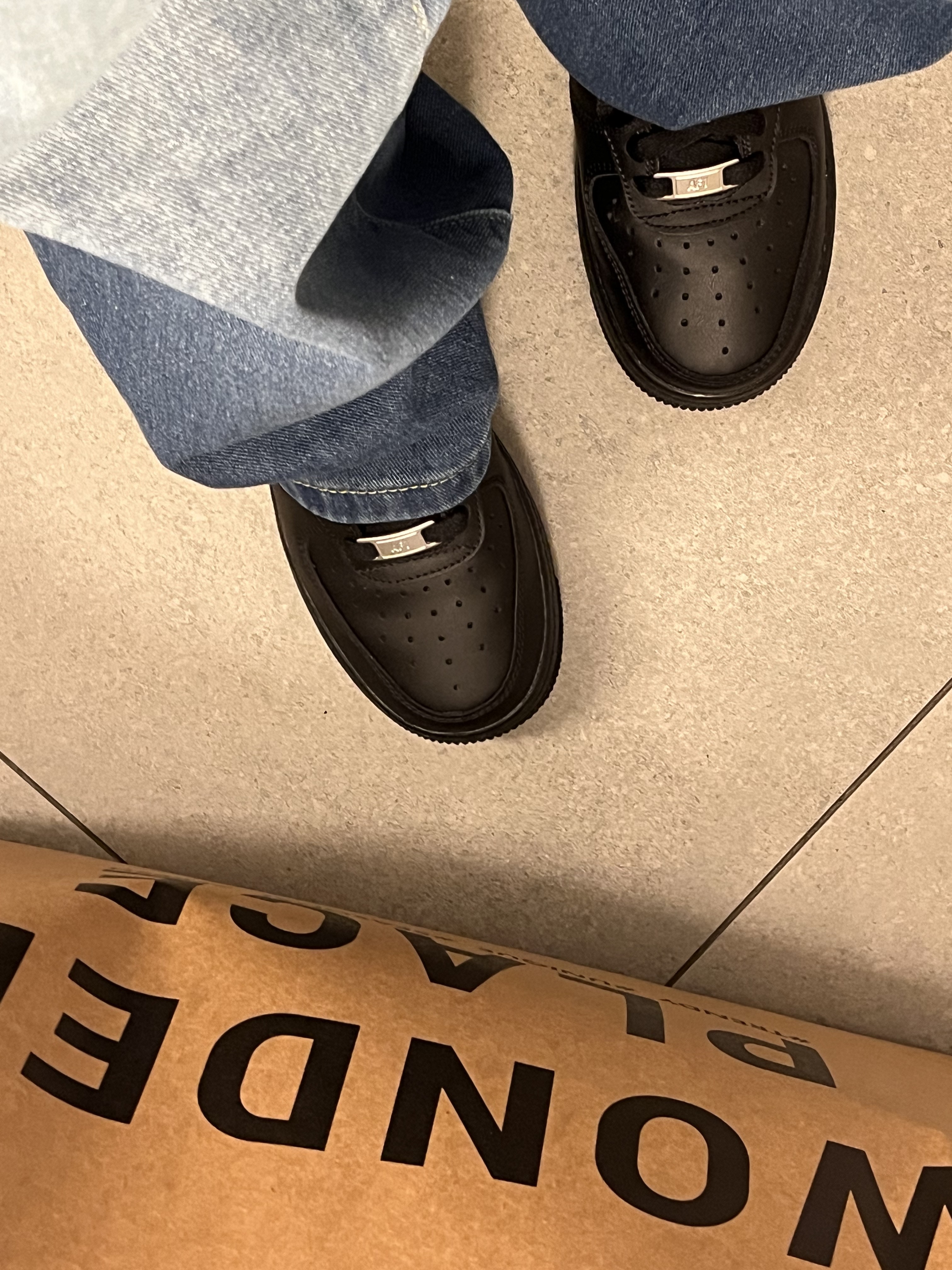 (W) Nike Air Force 1 '07 Low Triple Black 착용 스타일 - 1