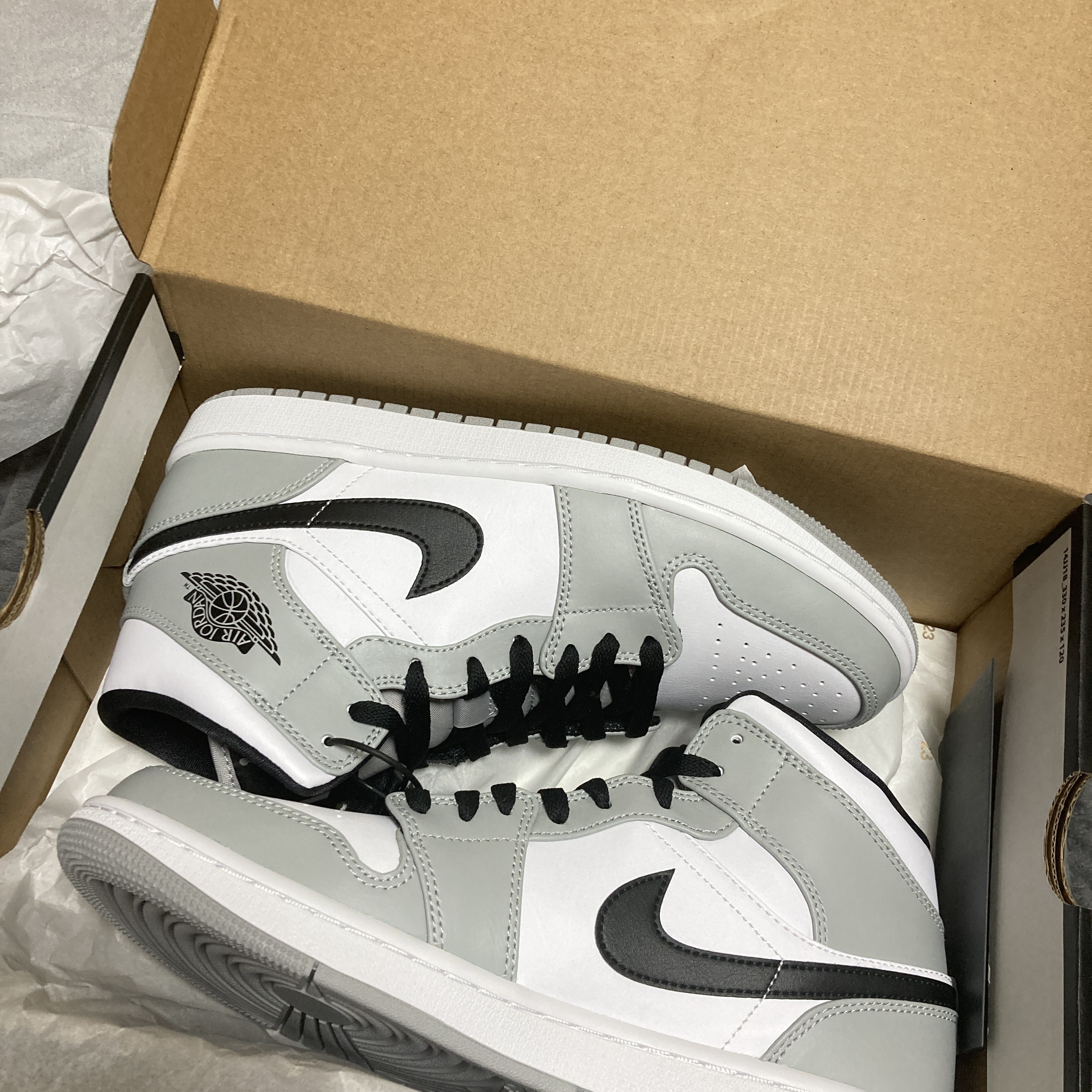 Jordan 1 Mid Light Smoke Grey 착용 스타일 - 3