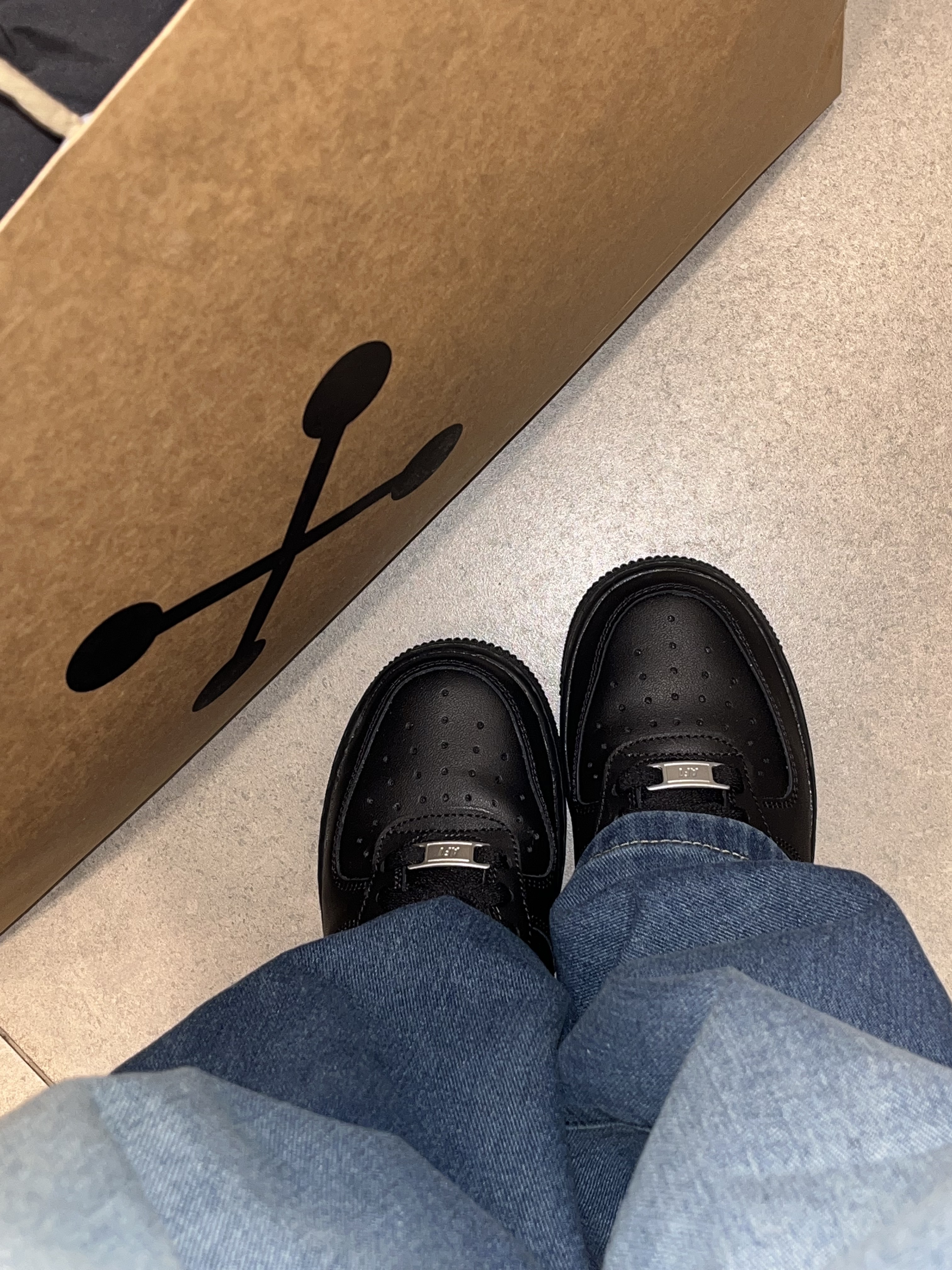 (W) Nike Air Force 1 '07 Low Triple Black 착용 스타일 - 3
