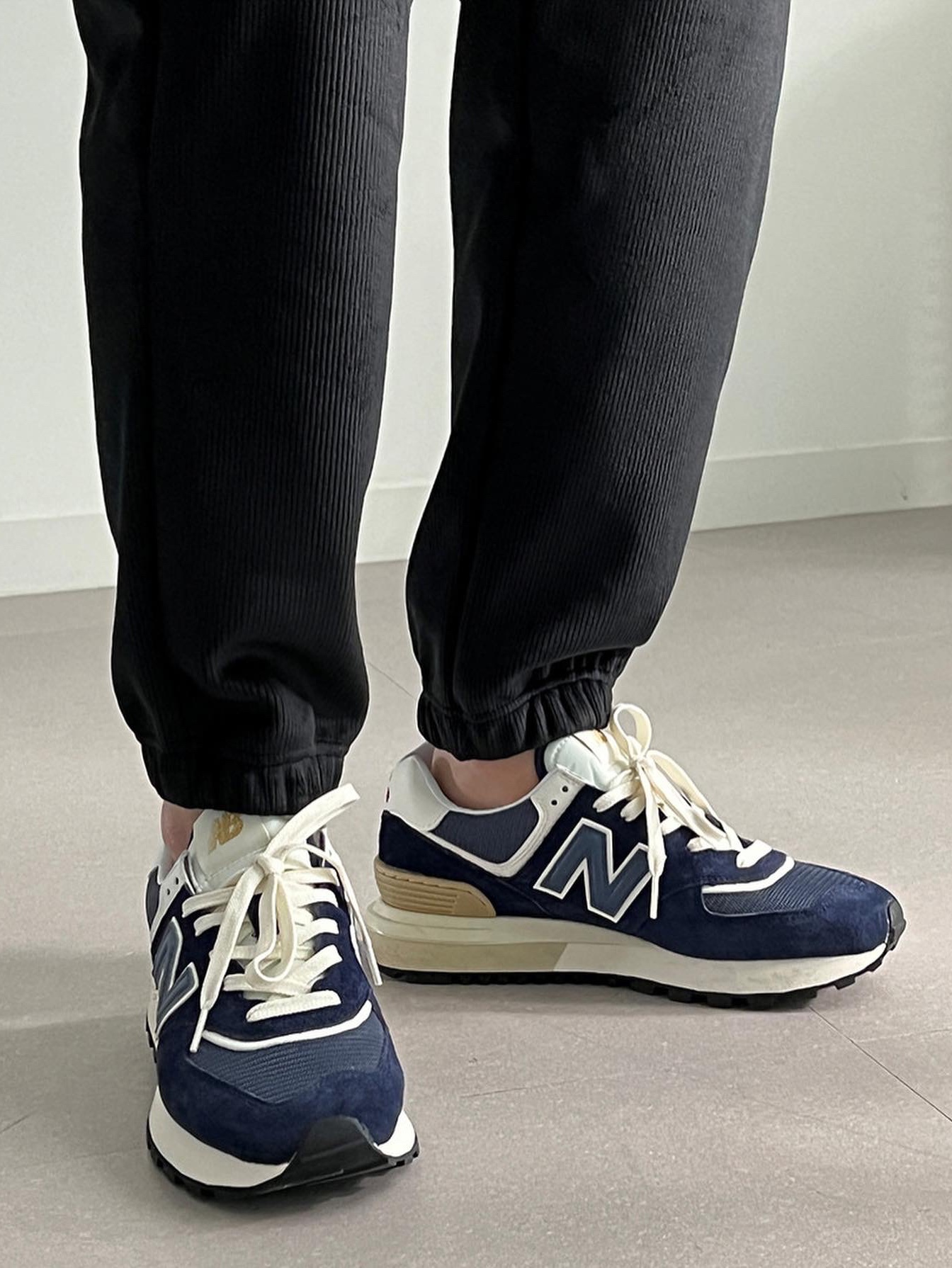 New Balance 574 Legacy Navy 착용 스타일 - 1