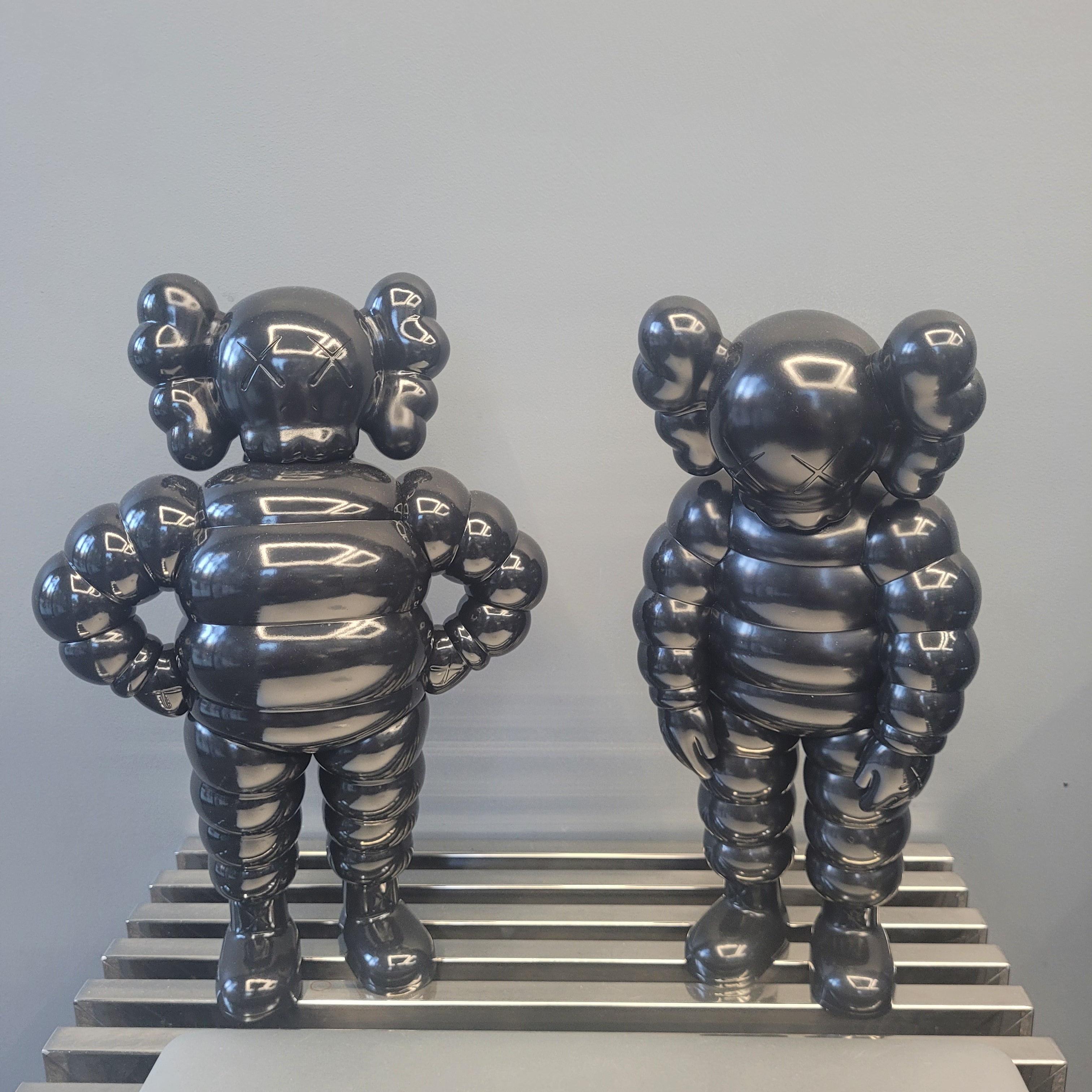 Kaws What Party Figure Black, Kaws Chum Vinyl Figure Black 착용 스타일