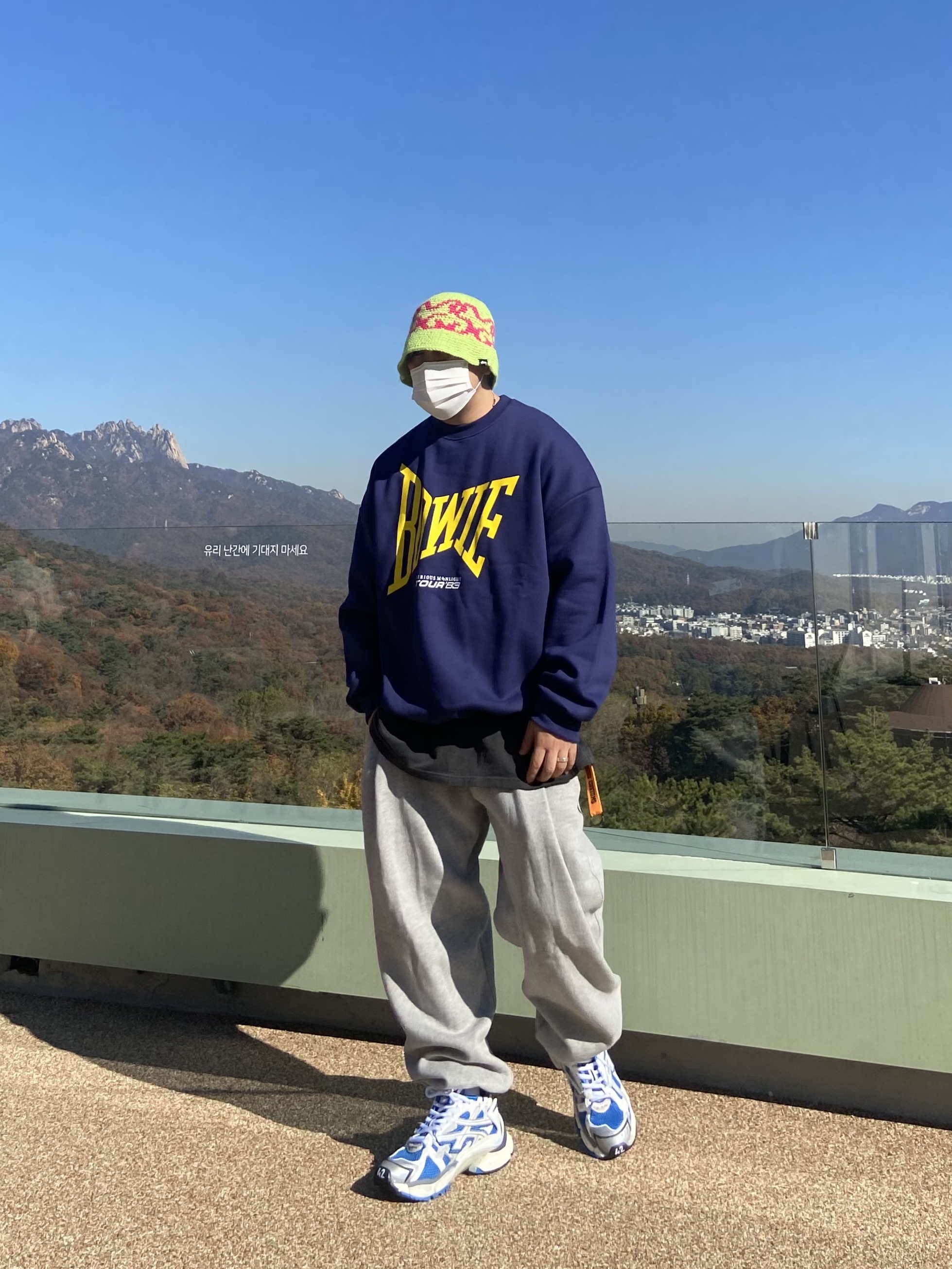 Balenciaga Runner Sneakers Blue White, Stussy SS Knit Bucket Hat Lime 착용 스타일