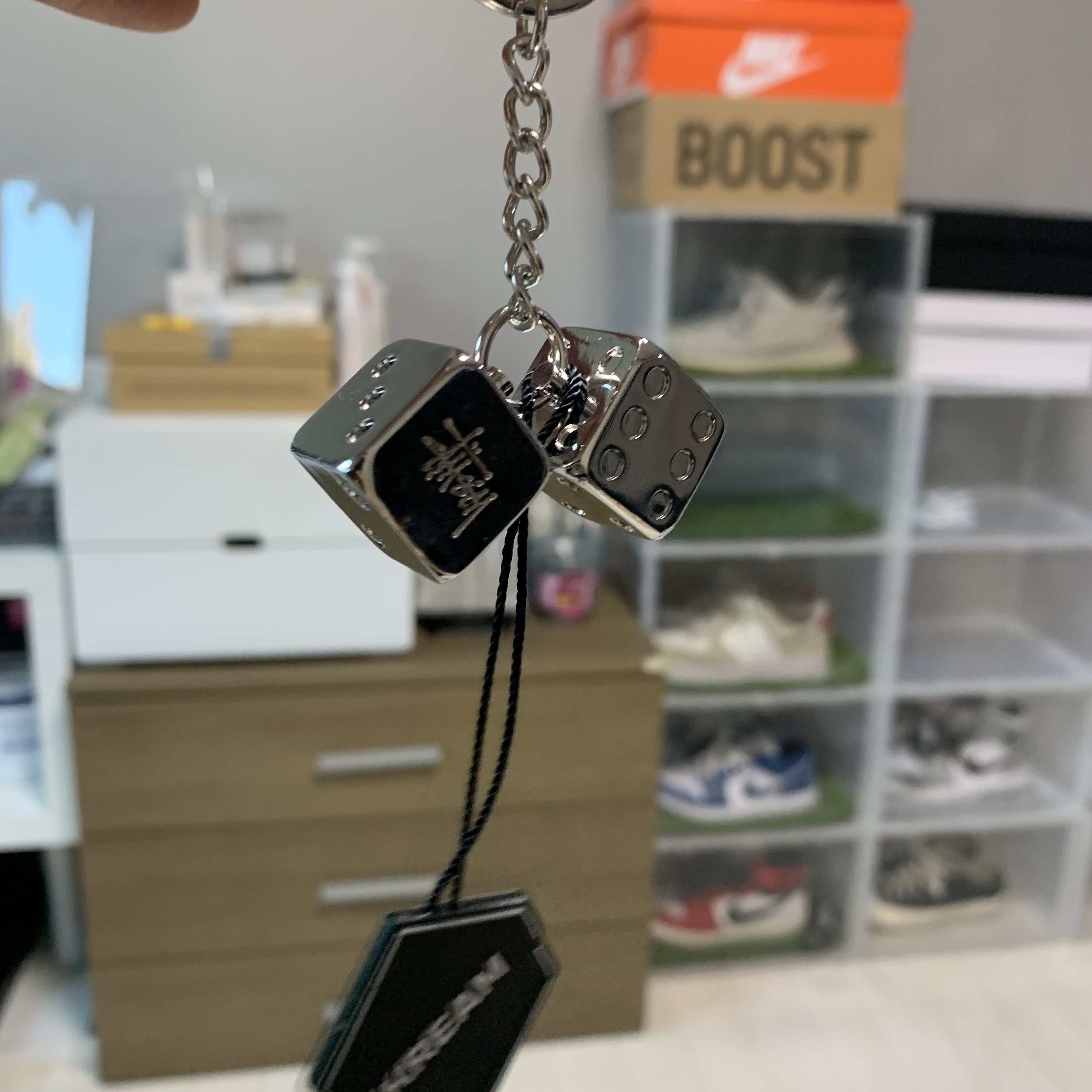 Stussy Metal Dice Keychain Silver 착용 스타일
