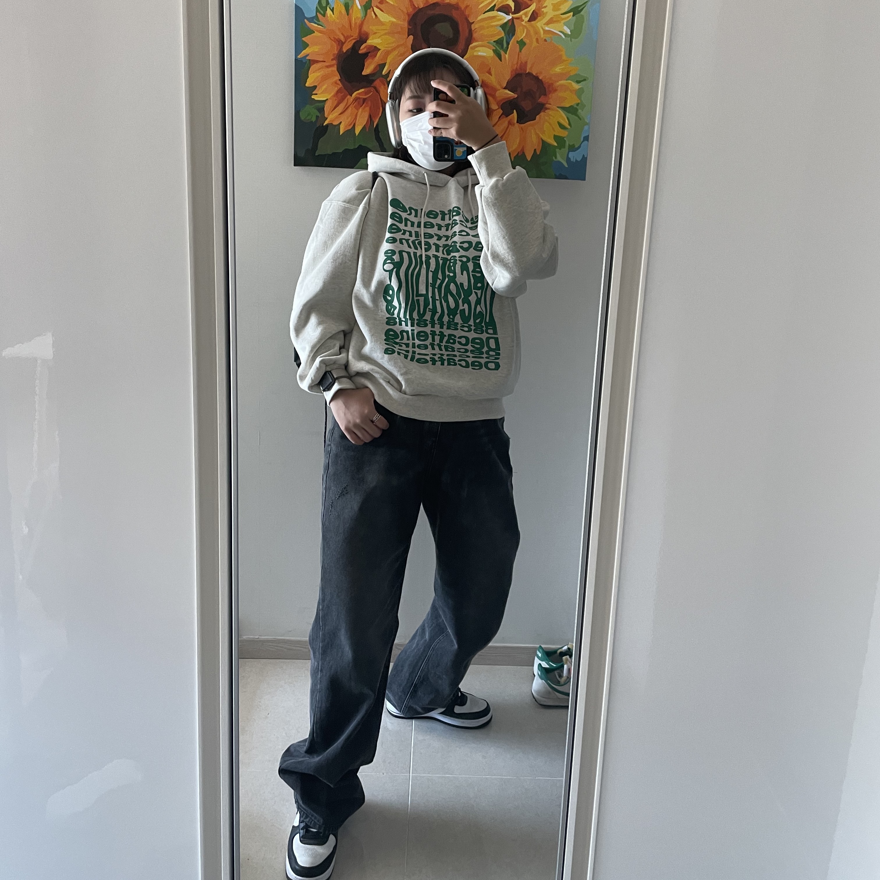 Apple AirPods Max Lightning Silver (Korean Ver.), Nike x Stussy Air Force 1 '07 Mid SP Black and Light Bone 착용 스타일 - 1