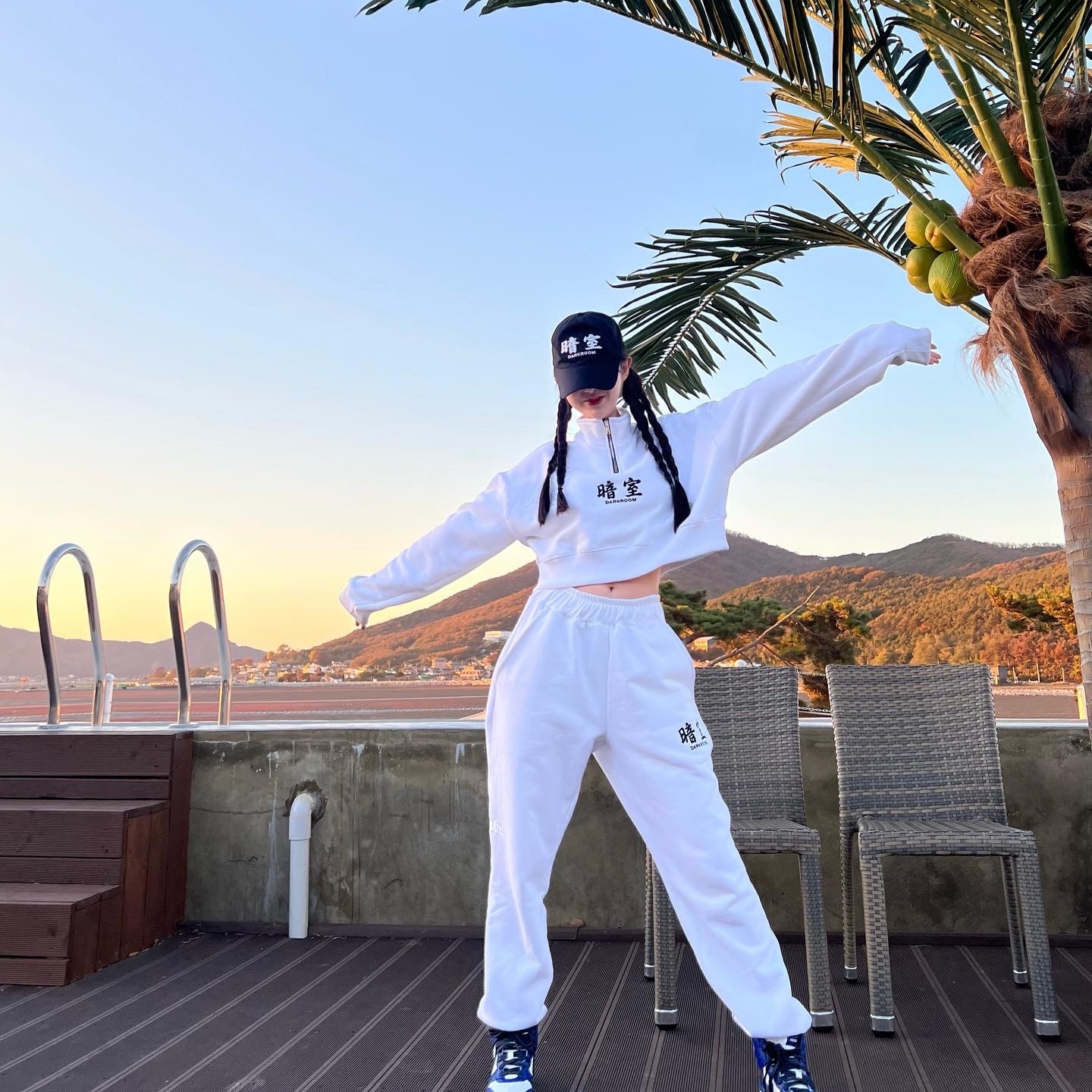 Darkr8m Studio Basic Logo Sweatpants White, (W) Darkr8m Studio Cropped Quarter Zip Up Sweatshirt White 착용 스타일 - 3