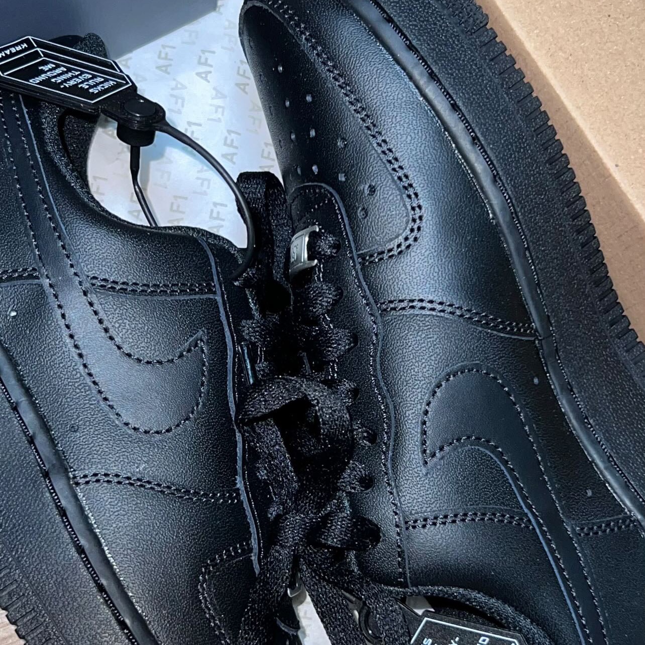 (W) Nike Air Force 1 '07 Low Triple Black 착용 스타일 - 2