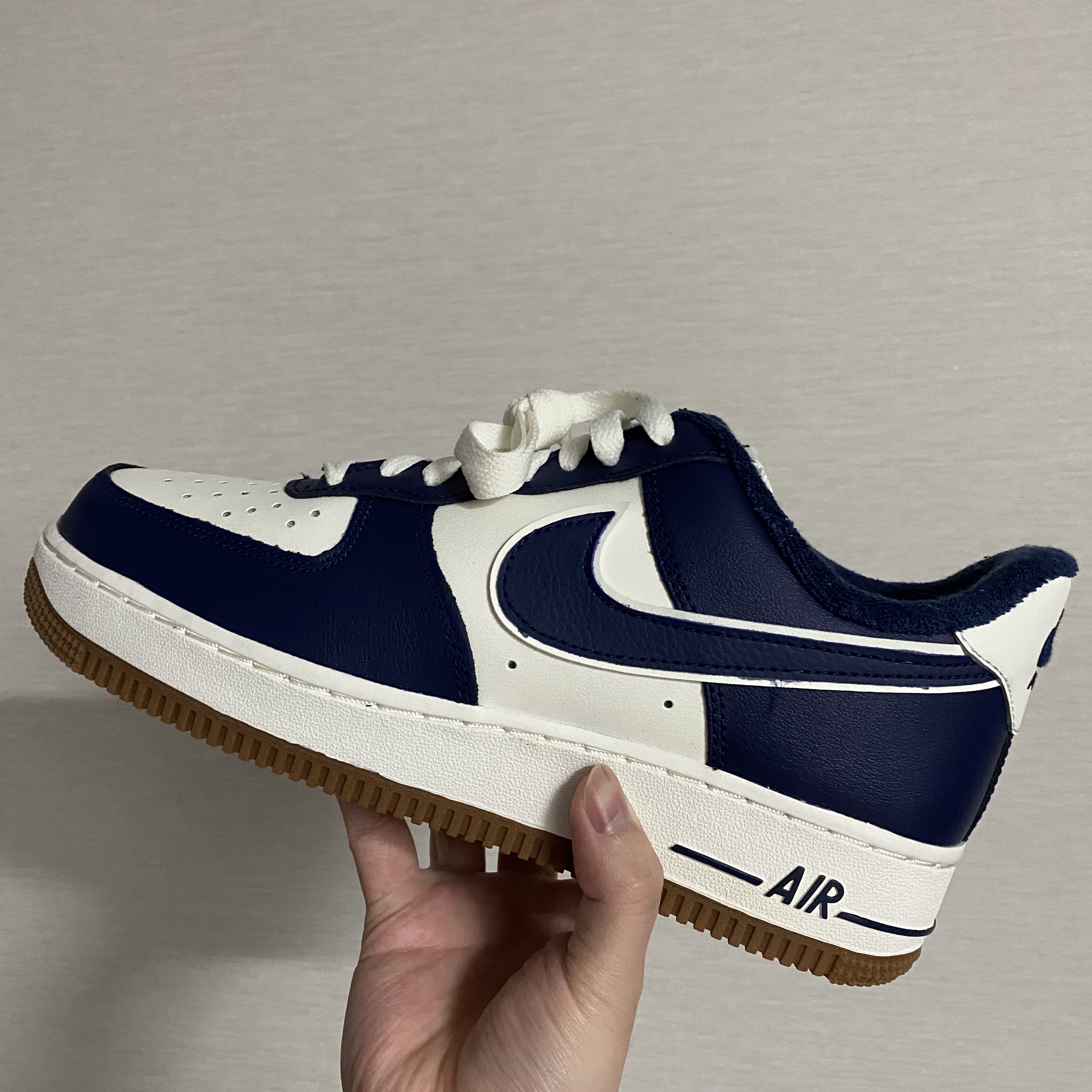 Nike Air Force 1 '07 LV8 Midnight Navy 착용 스타일