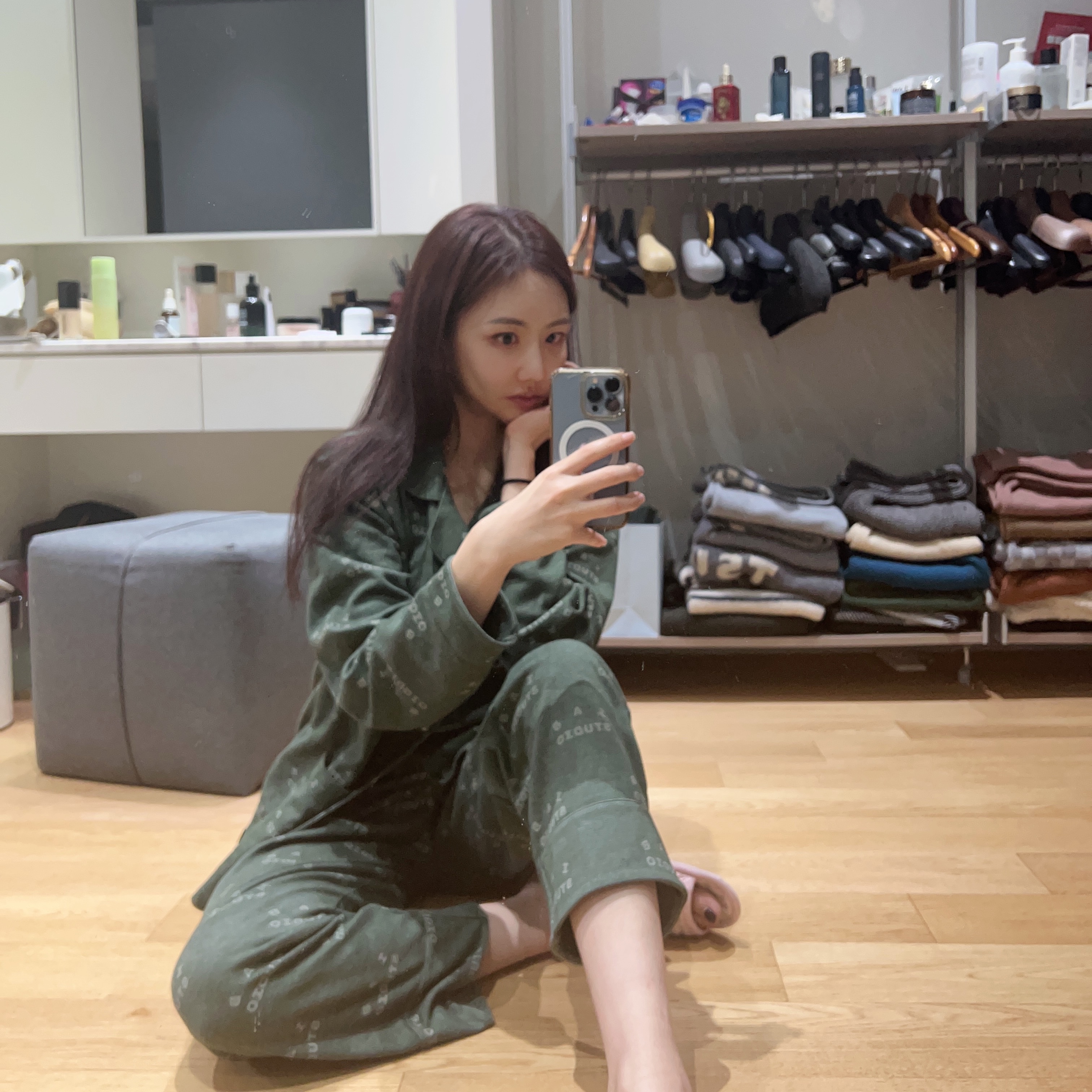 IAB Studio Pajama Set Deep Green 착용 스타일 - 2
