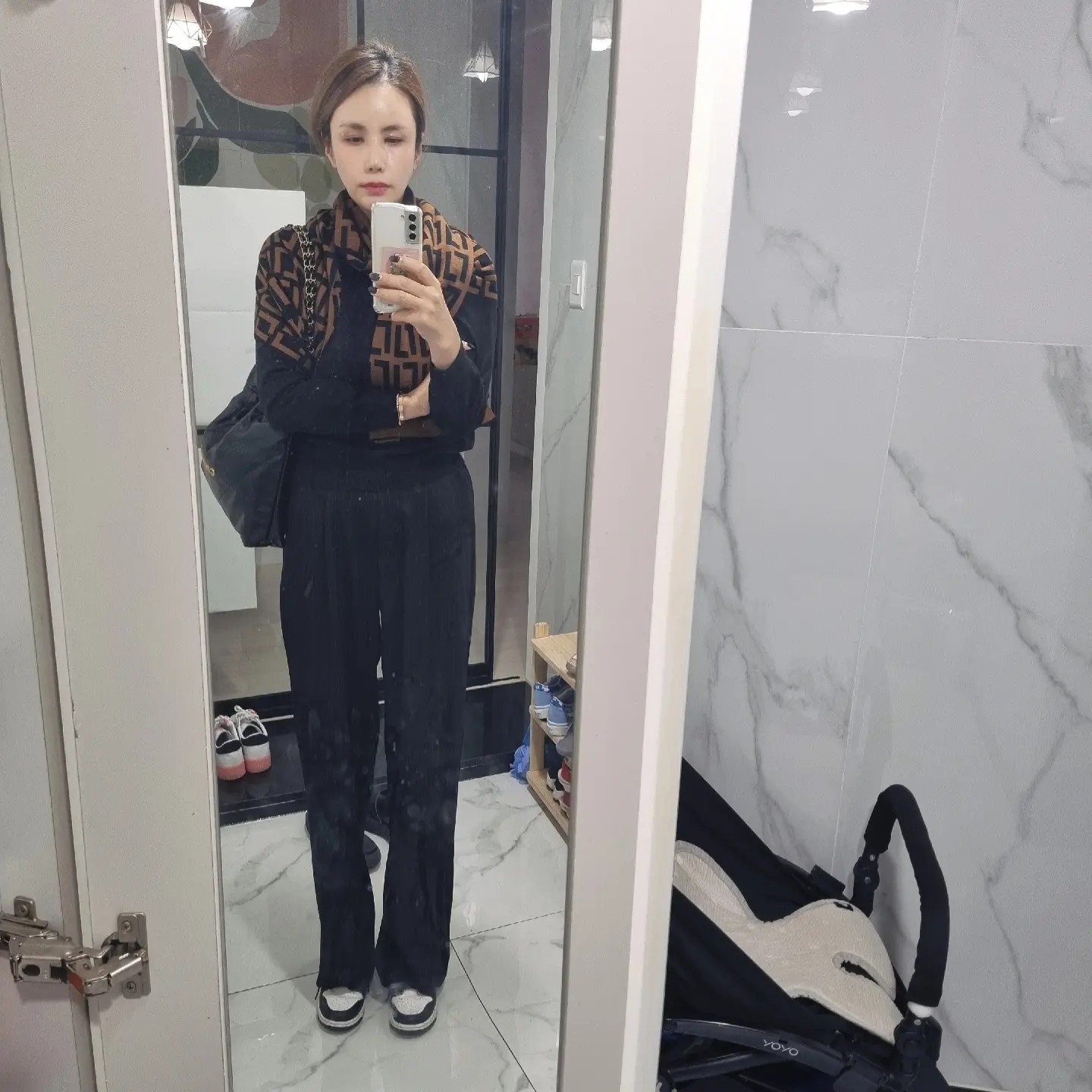 Chanel 22 Small Handbag Shiny Calfskin & Gold Black, Nike Dunk Low Retro Black 착용 스타일