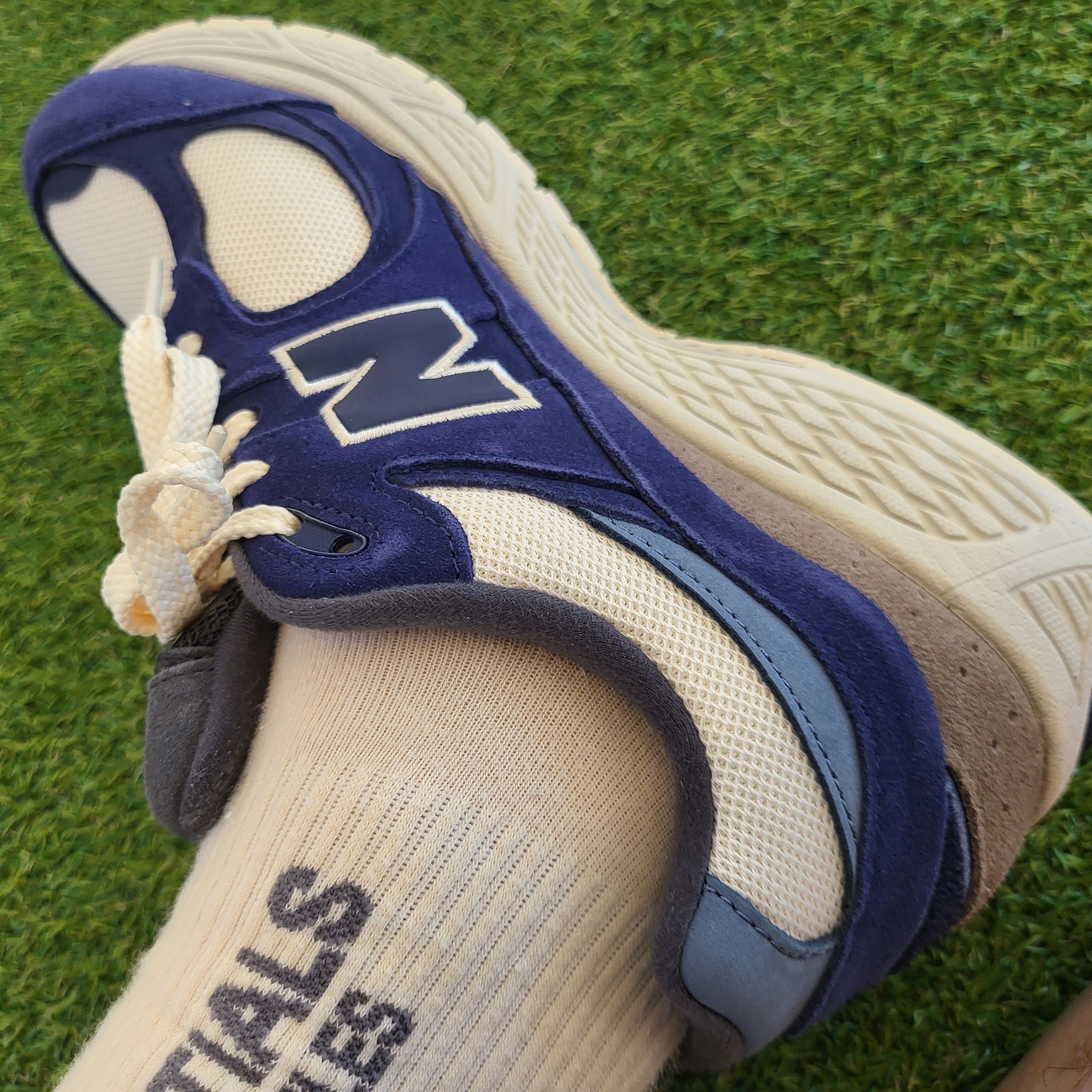 New Balance 2002R Light Cream Purple 착용 스타일 - 2