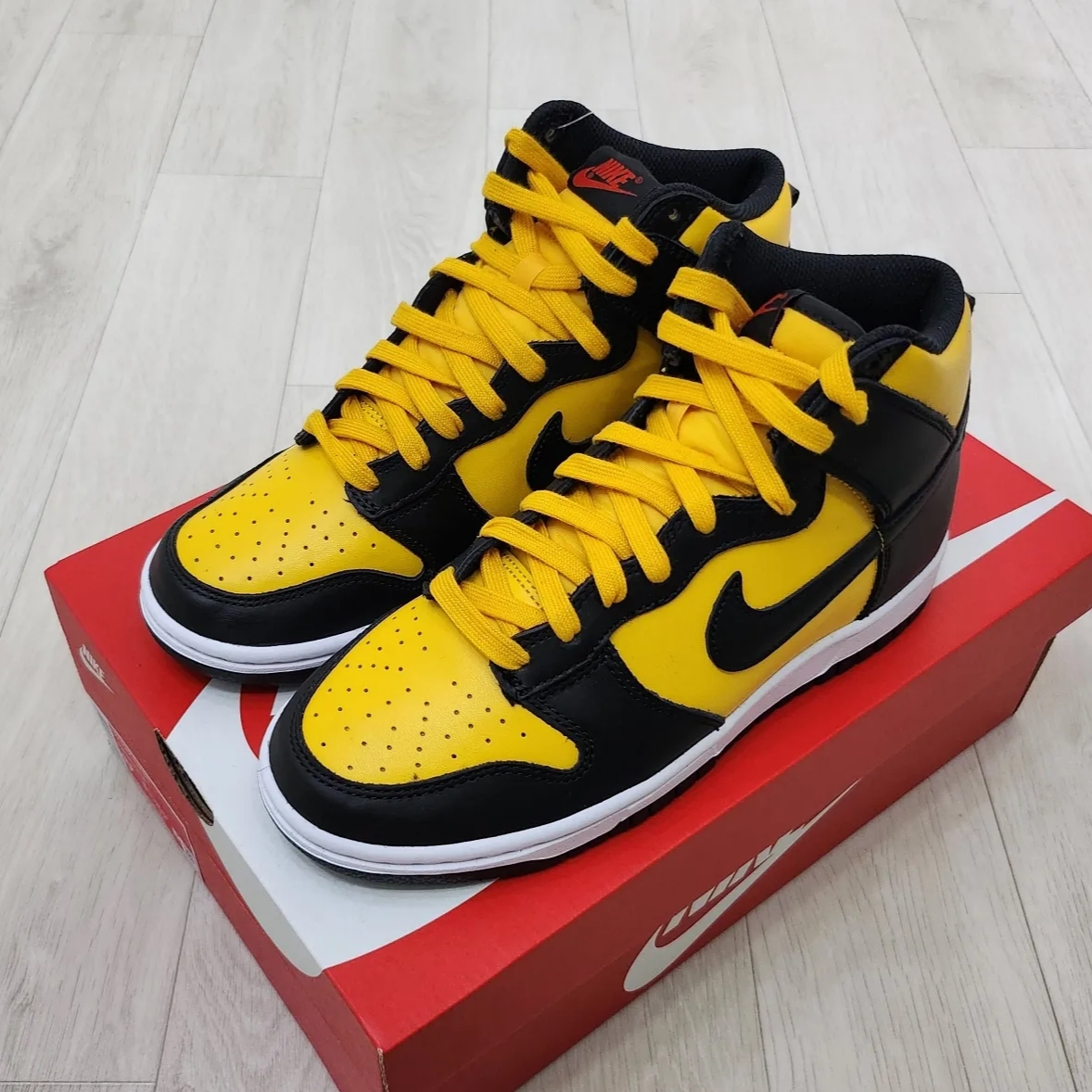 Nike Dunk High Retro University Gold and Black 착용 스타일 - 2