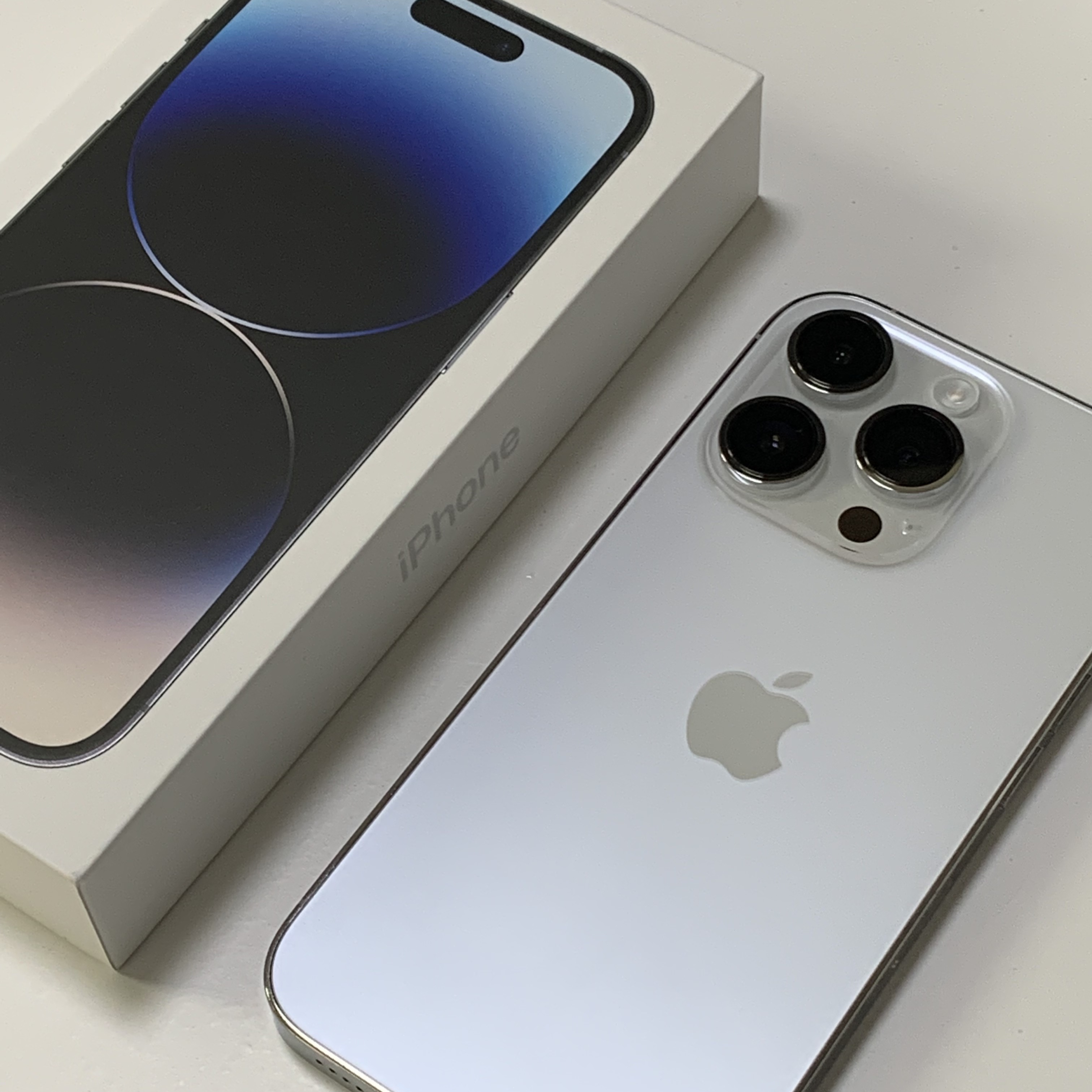 Apple iPhone 14 Pro 256GB Silver (Korean Ver.) 착용 스타일 - 1