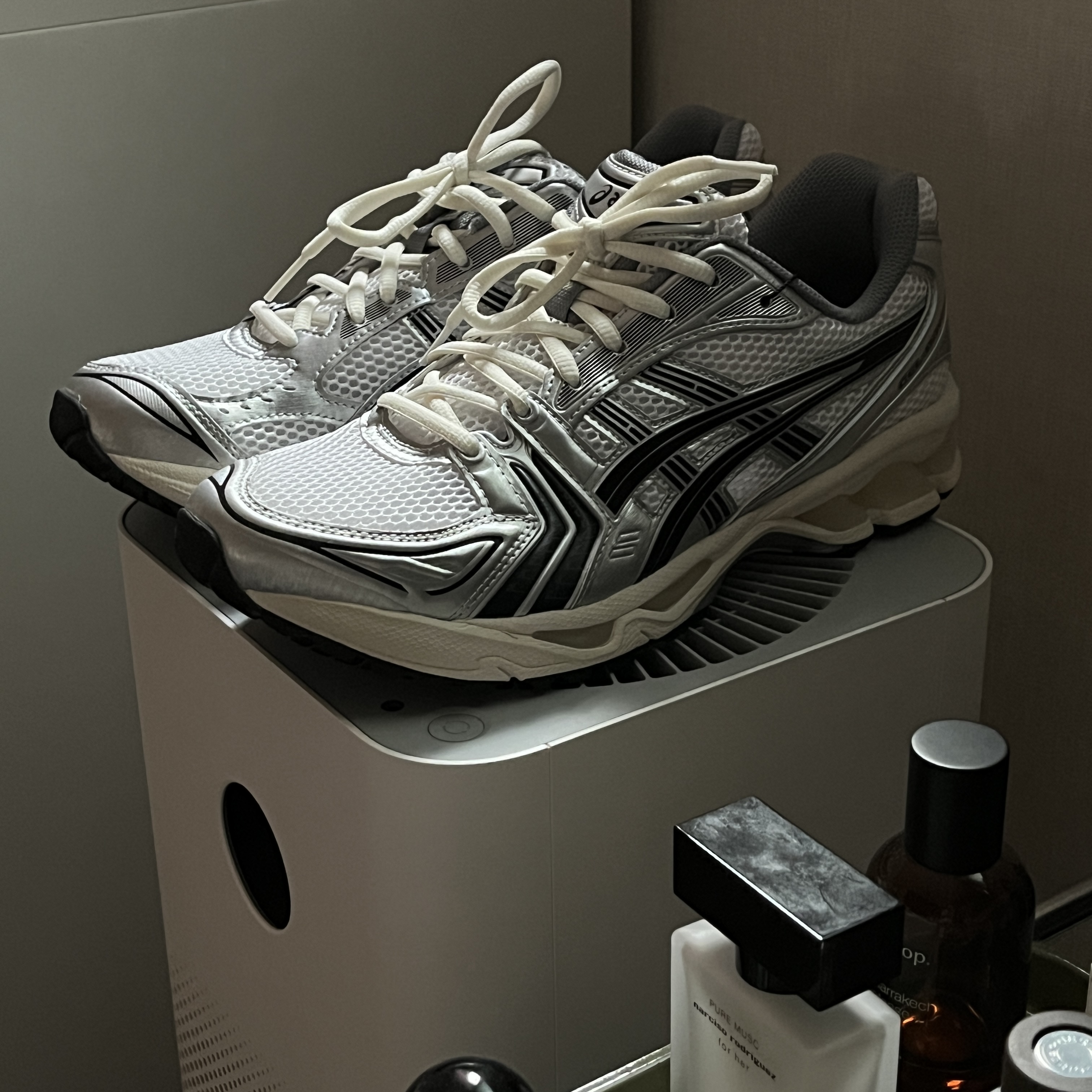 Asics x JJJJound Gel-Kayano 14 Silver Black 착용 스타일