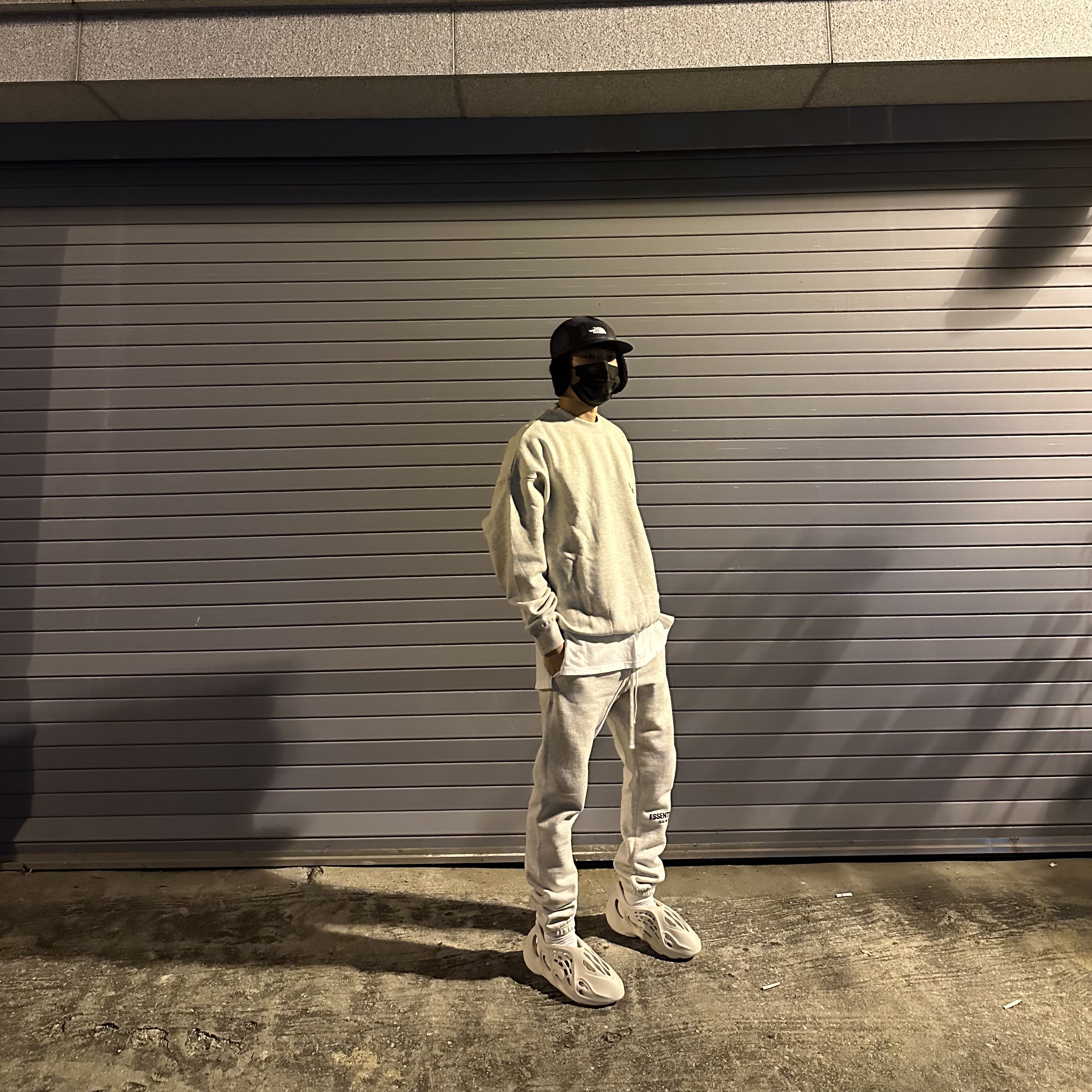 Essentials The Core Collection Crewneck Sweatshirt Light Oatmeal, Essentials The Core Collection Sweatpants Light Oatmeal 착용 스타일 - 2