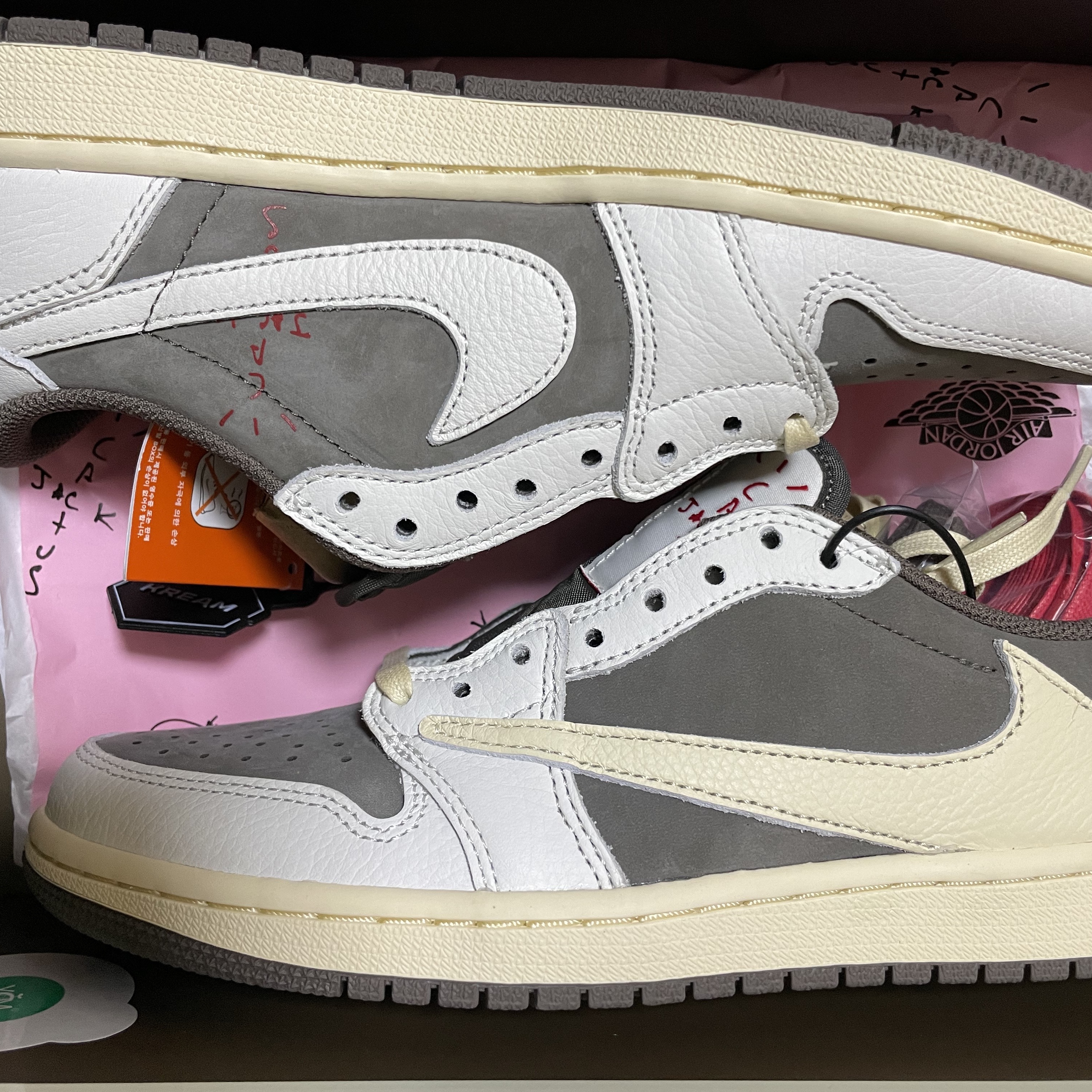 Jordan 1 x Travis Scott Retro Low OG SP Sail and Ridgerock 착용 스타일 - 1