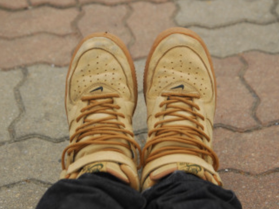 Nike Air Force 1 Mid Flax and Outdoor Green 착용 스타일