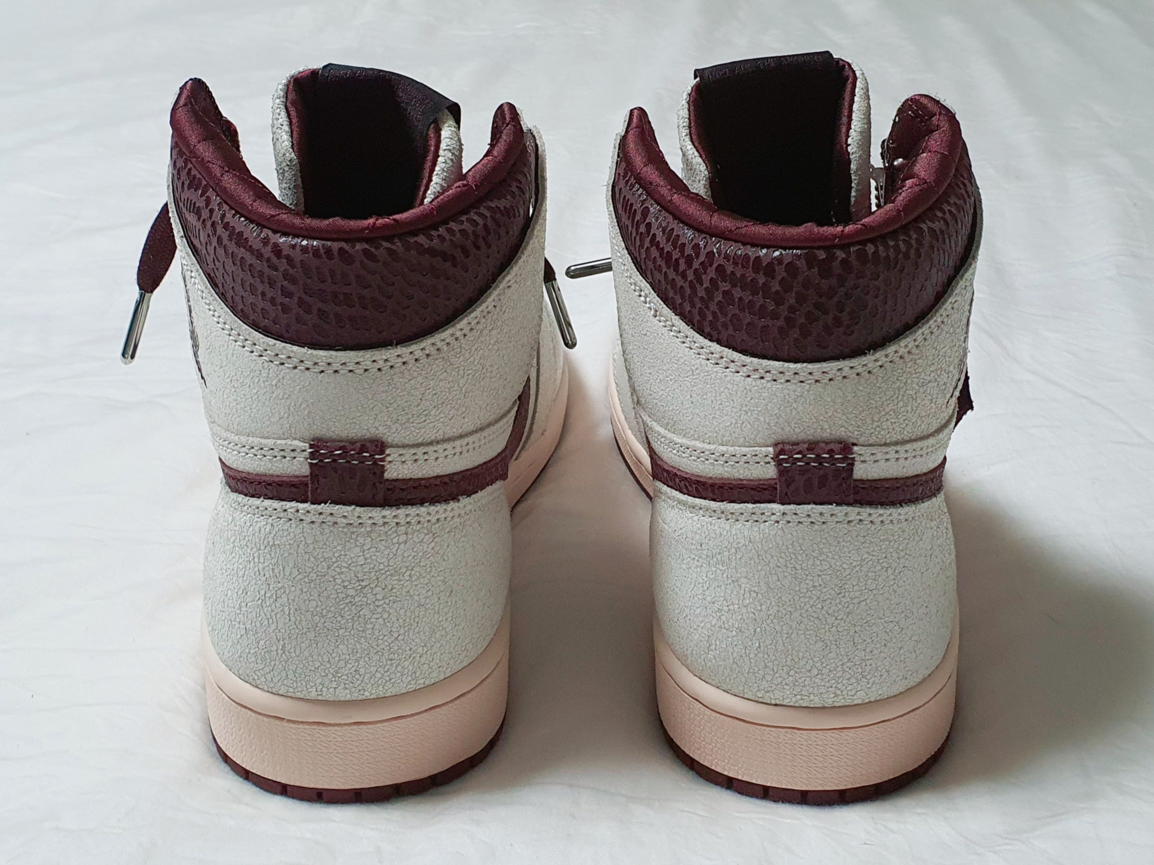 Jordan 1 x A Ma Maniere Retro High OG SP Sail and Burgundy 착용 스타일 - 3