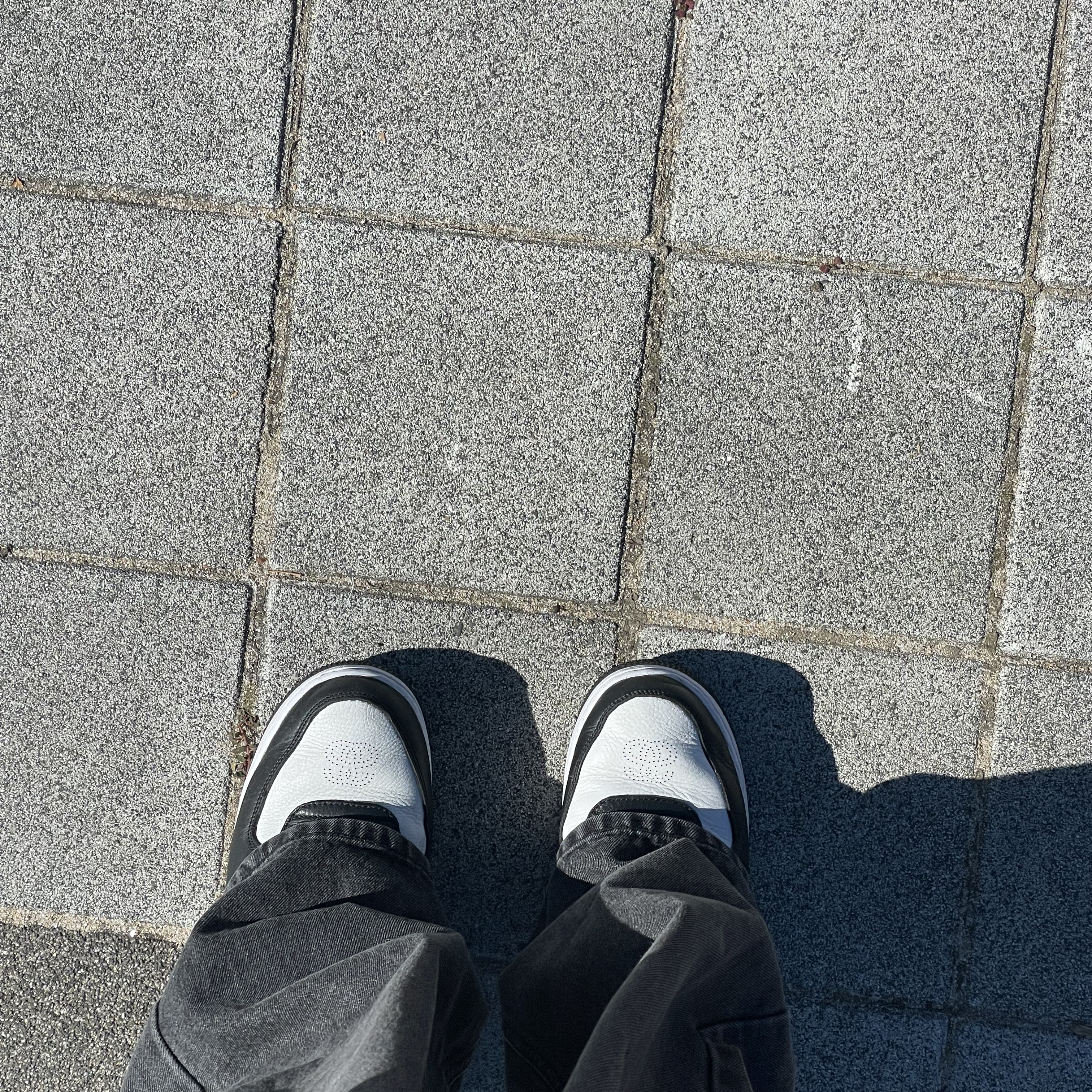Apple AirPods Max Lightning Silver (Korean Ver.), Nike x Stussy Air Force 1 '07 Mid SP Black and Light Bone 착용 스타일 - 3