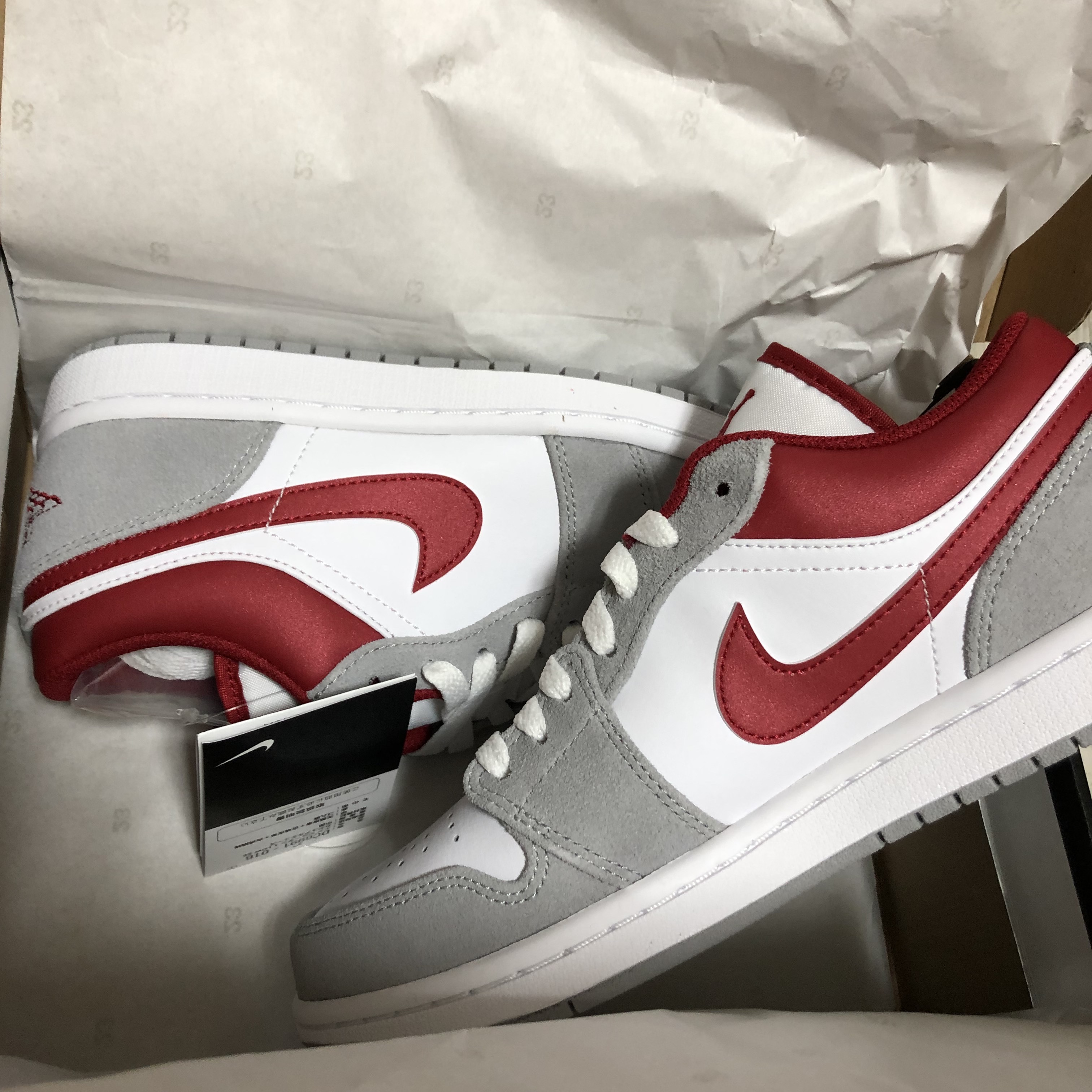 Jordan 1 Low SE Light Smoke Grey Gym Red 착용 스타일 - 1