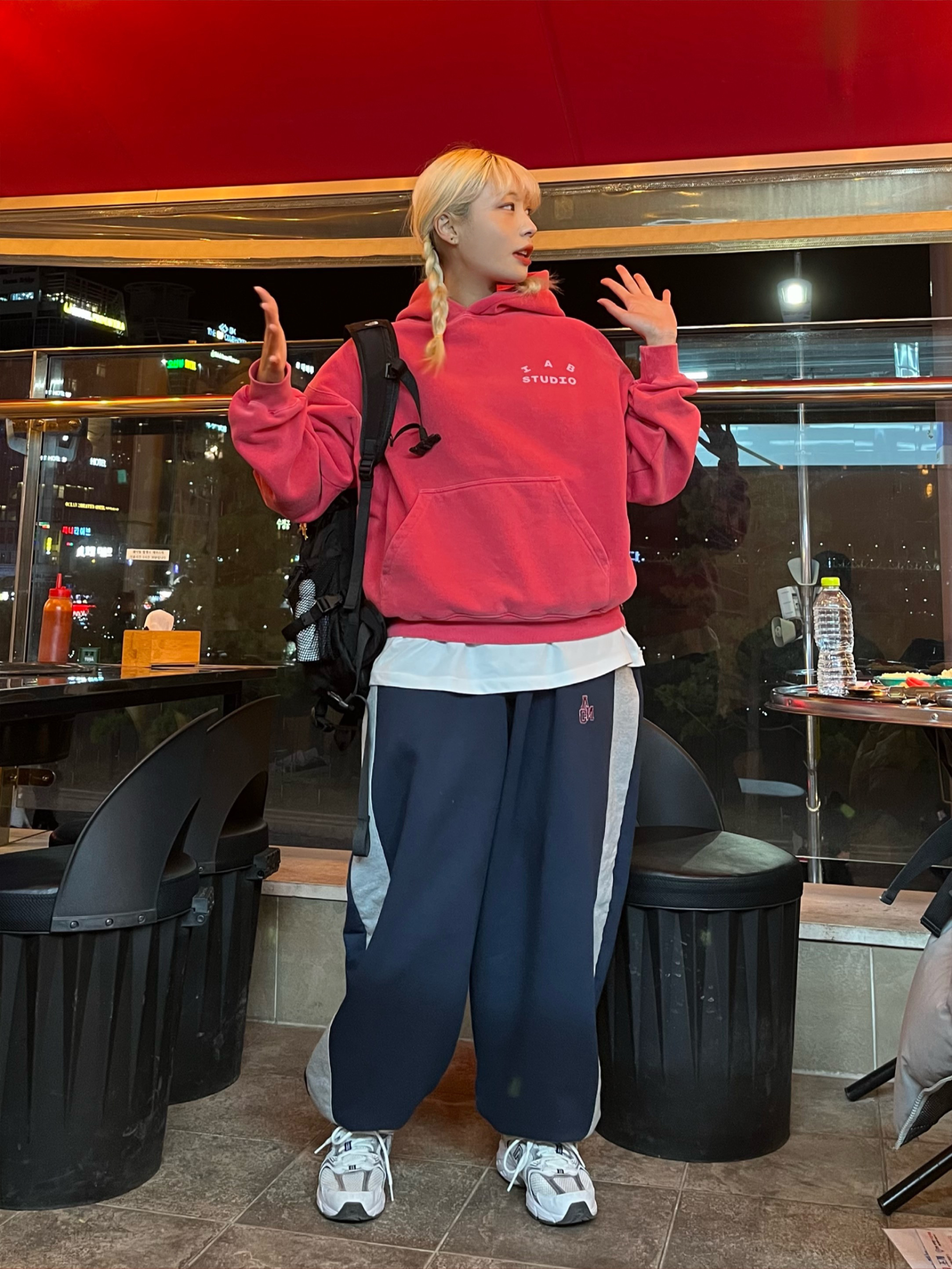 IAB Studio Pigment Hoodie & Sack Coral, New Balance 530 White 착용 스타일 - 3