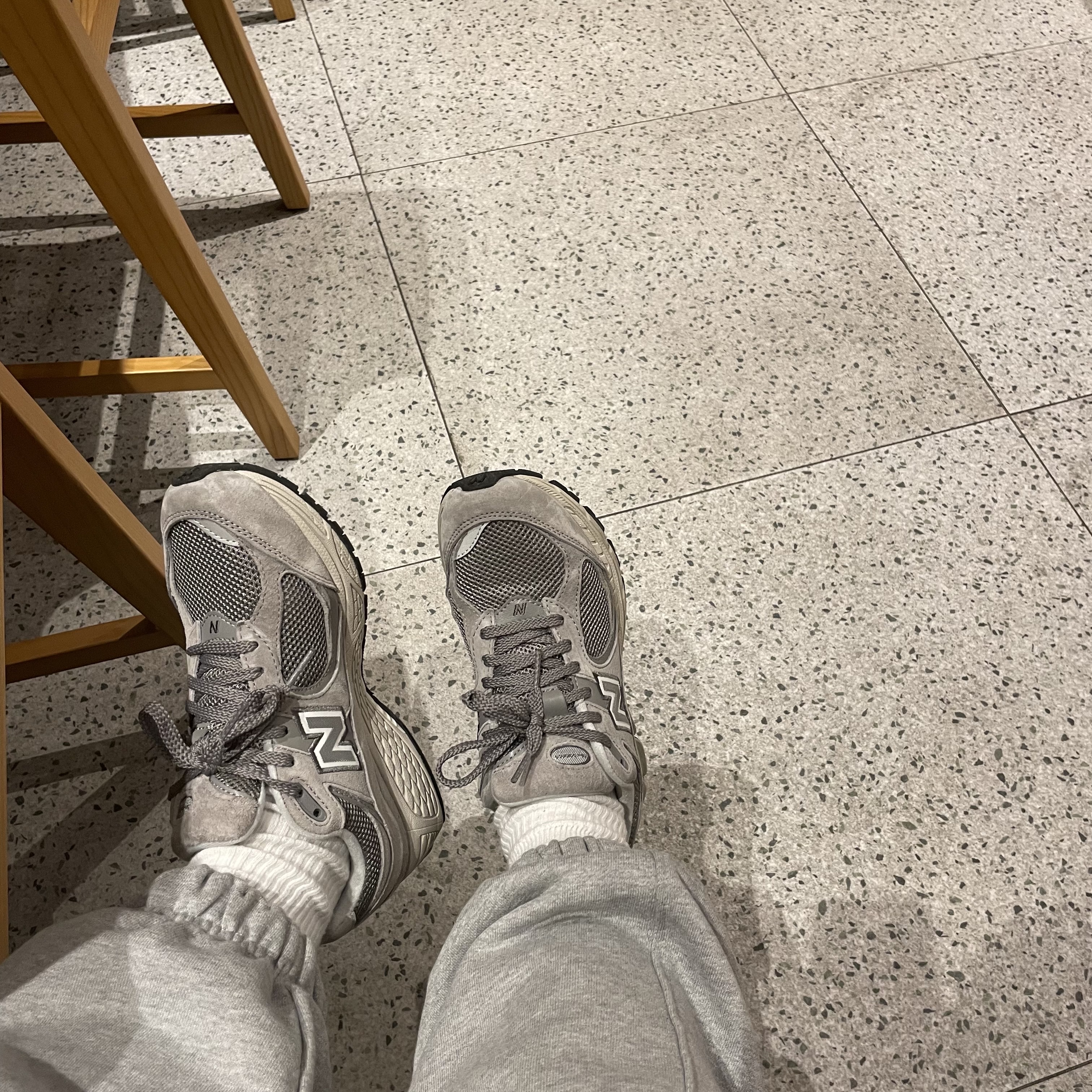 New Balance 2002R Grey 착용 스타일 - 1