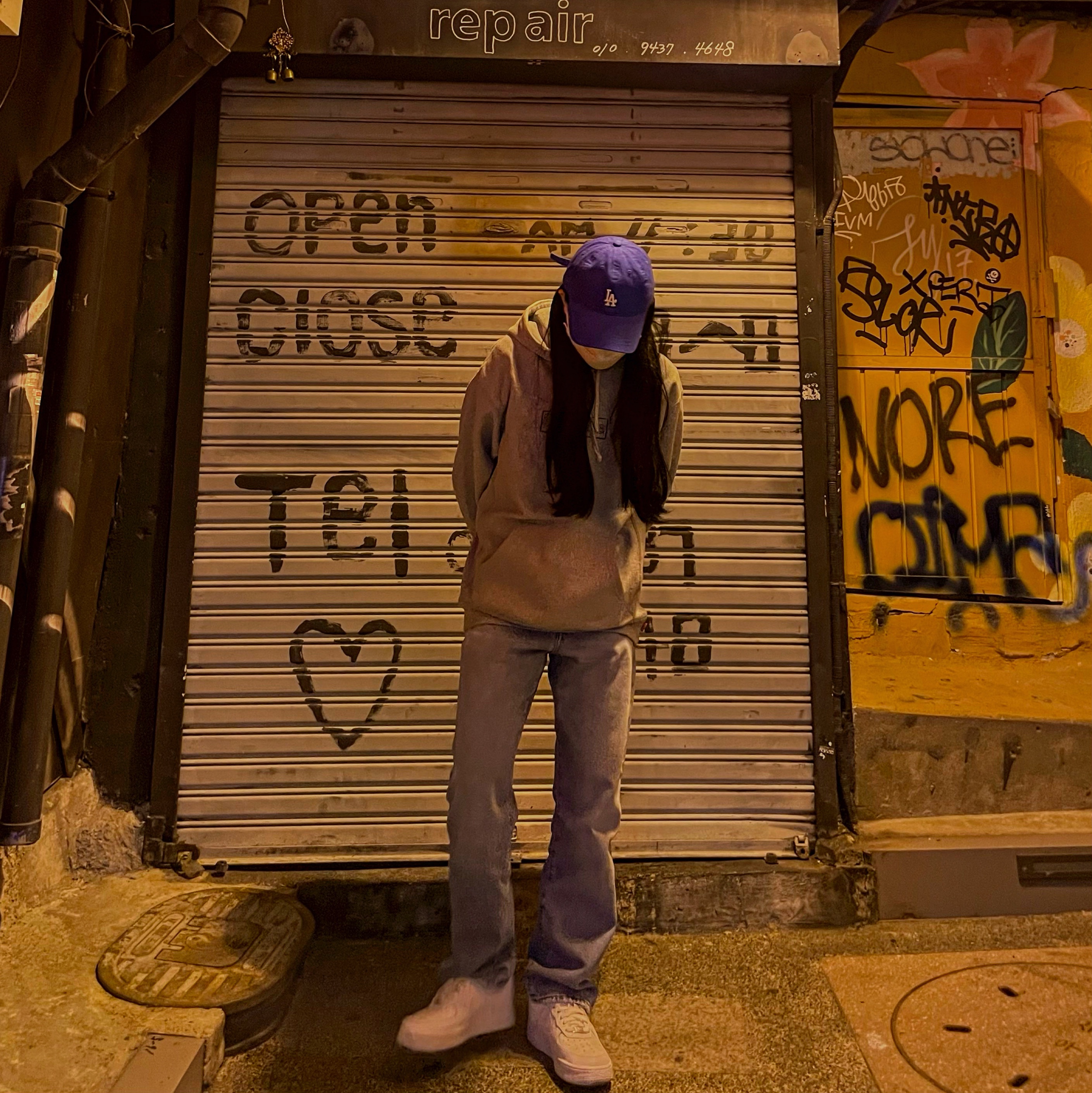 Supreme x Kaws Chalk Logo Hooded Sweatshirt Heather Grey - 21SS, Nike x Supreme Air Force 1 Low White 착용 스타일 - 1