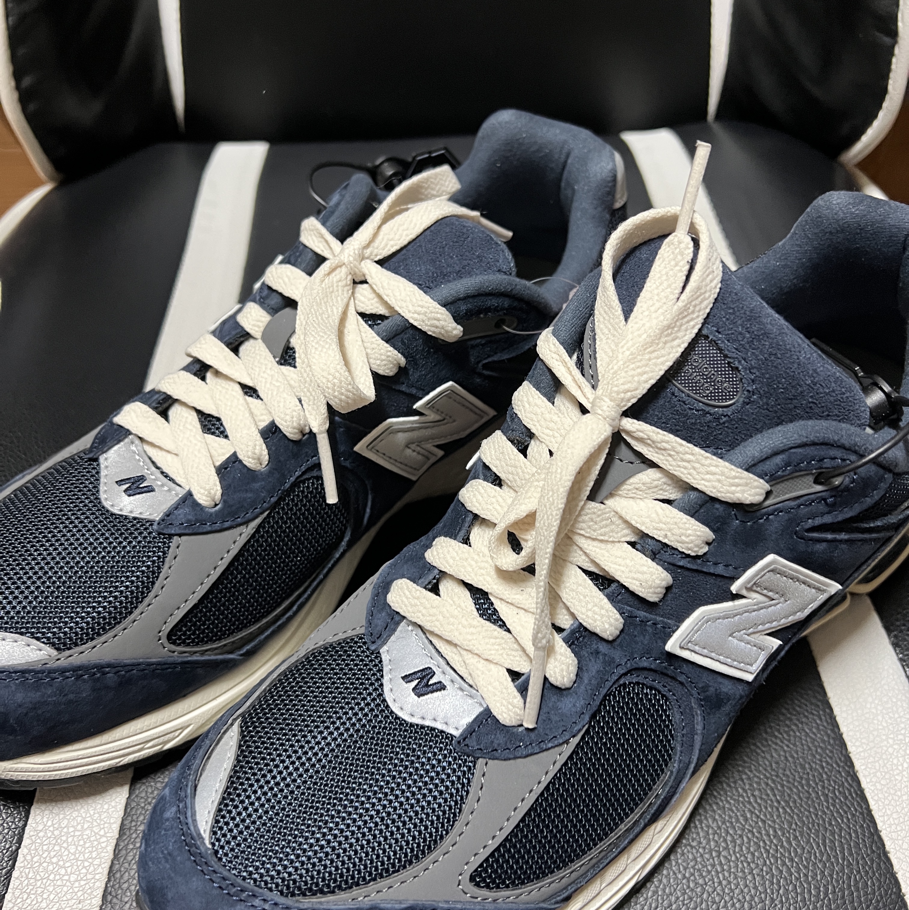 New Balance 2002R Eclipse Castlerock 착용 스타일 - 1
