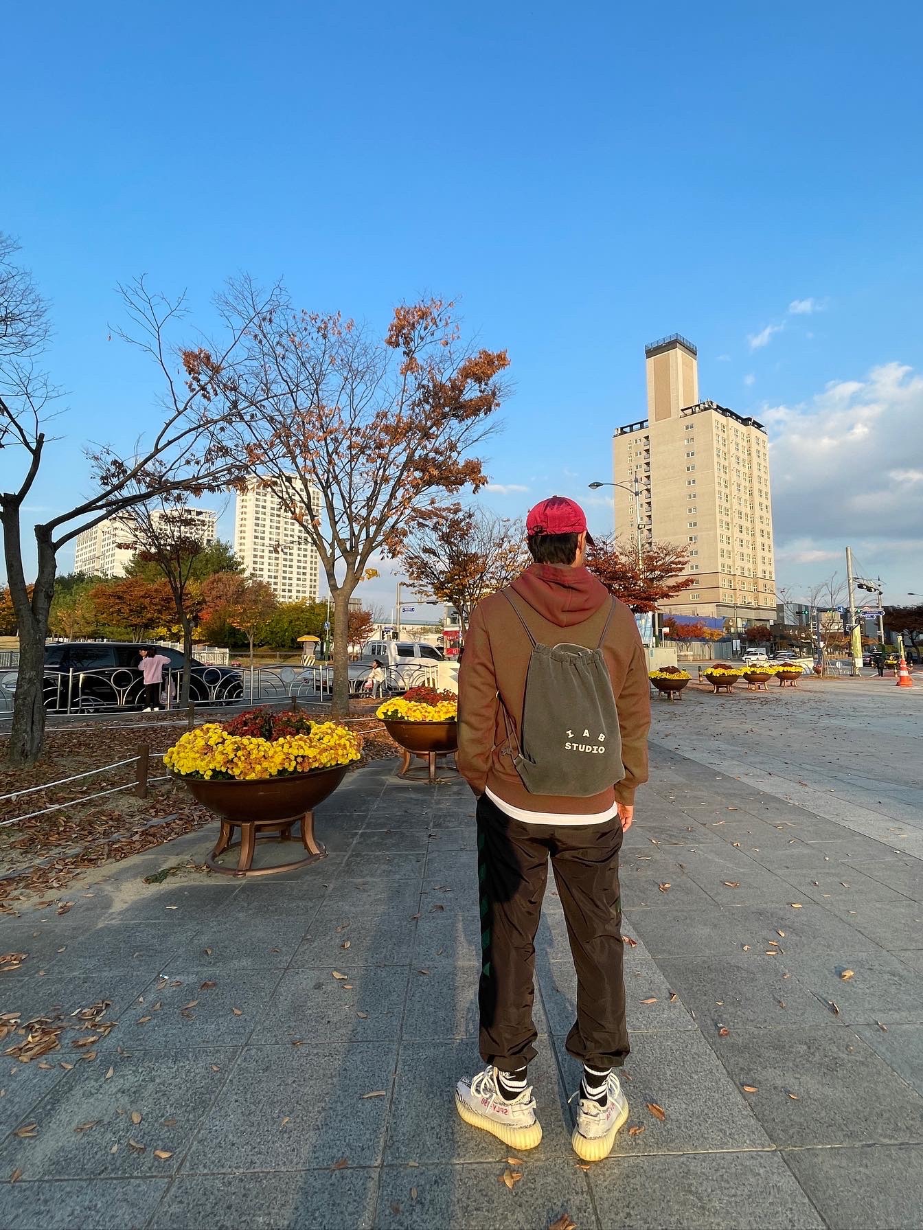 Supreme x Stone Island Dust Colour Hooded Sweatshirt Red - 19SS, Stone Island 99576 Nylon Metal 6-Panel Cap Cyclamen - 22SS 착용 스타일 - 1