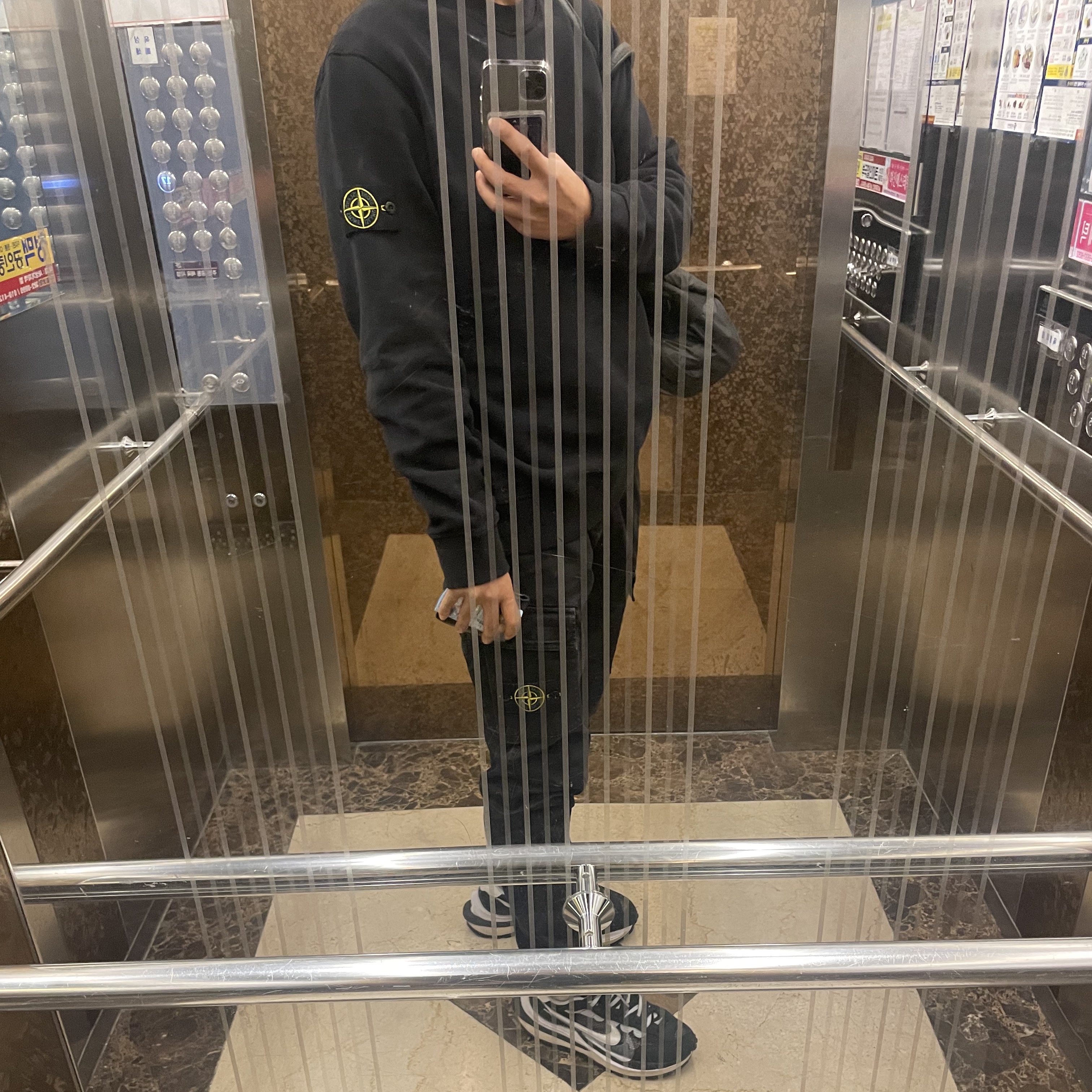 Stone Island 31314 Stretch Cotton Wool Satin Cargo Pants Black - 21FW, Stone Island 63020 Crewneck Sweatshirt Black - 22FW 착용 스타일